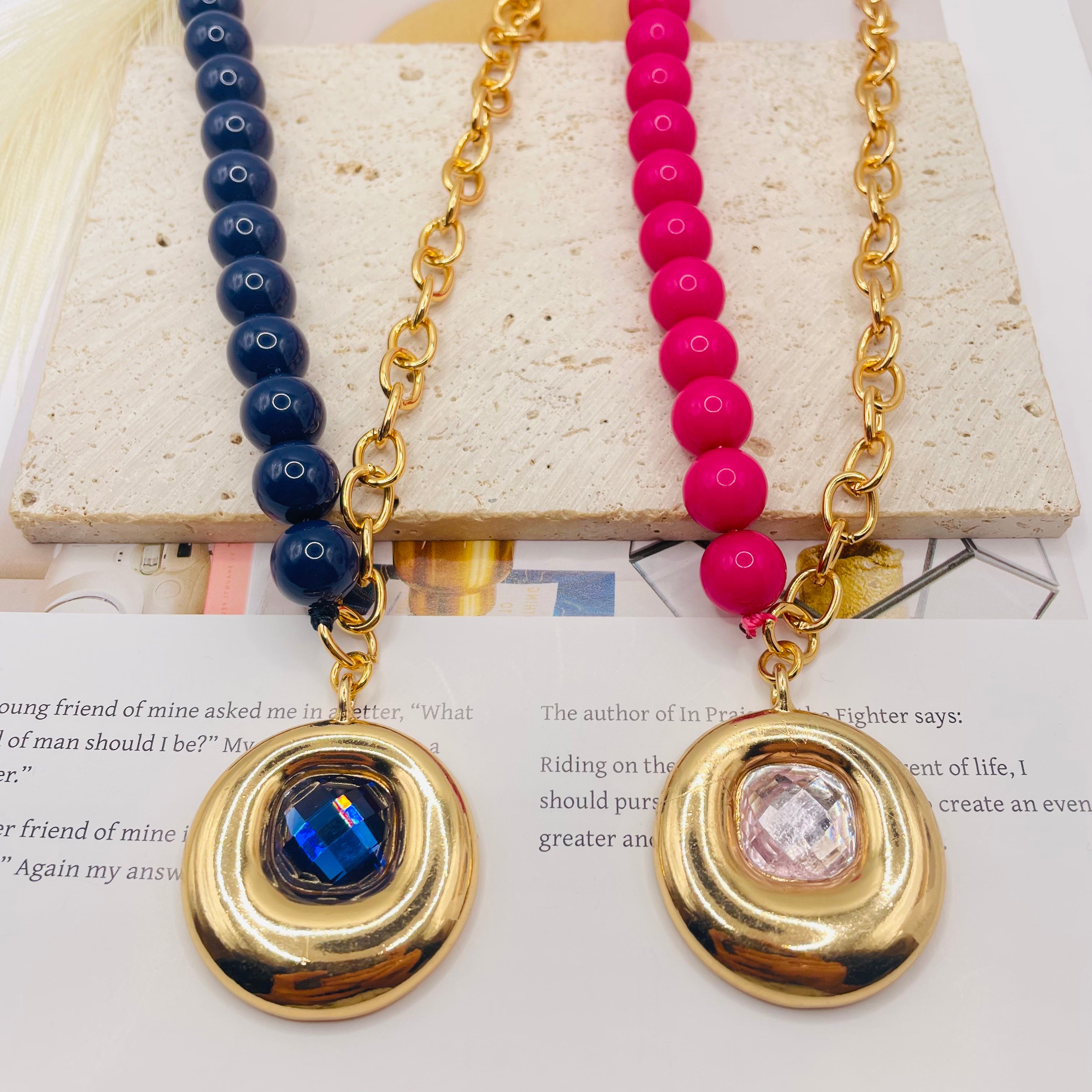 JI JOYA VENTA AL POR MAYOR|Collar Mayorista de Moda con Dije de Piedra & Cadena de Perlas, 2 Colores Disponibles (Rosa y Azul) - Joyería de Aleación de Zinc para Tiendas
