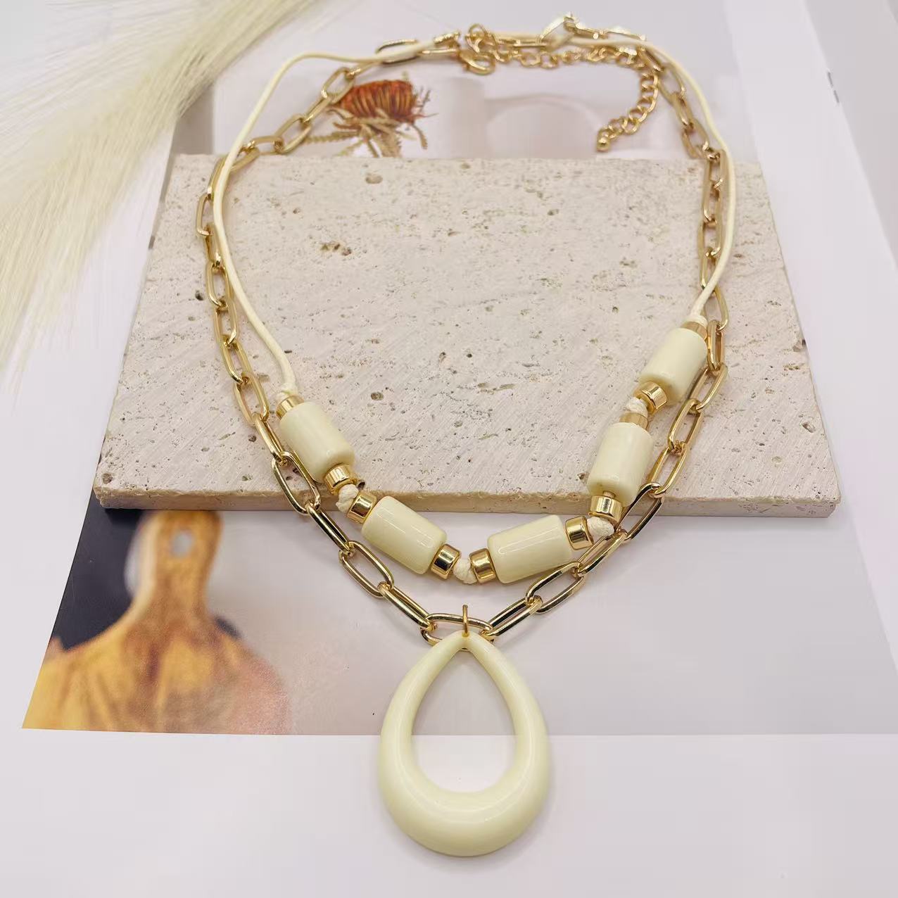 JI JOYA VENTA AL POR MAYOR|Collar Mayorista con Colgante de Gota, Cadena de Papel y Cordón, 2 Colores (Borgoña y Crema)