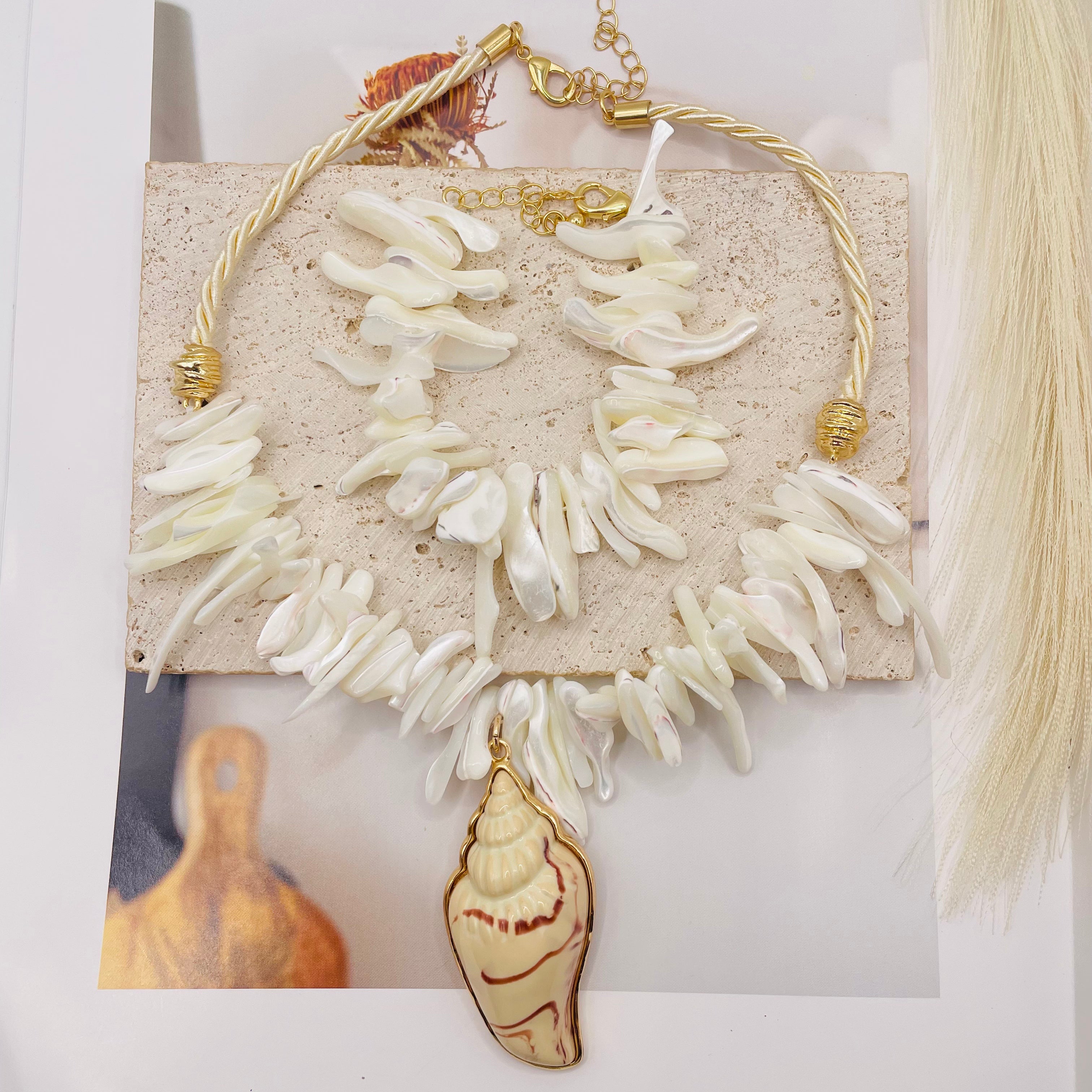 JI JOYA VENTA AL POR MAYOR,¡Los collares y pulseras irregulares hechos de conchas están de moda y son elegantes!