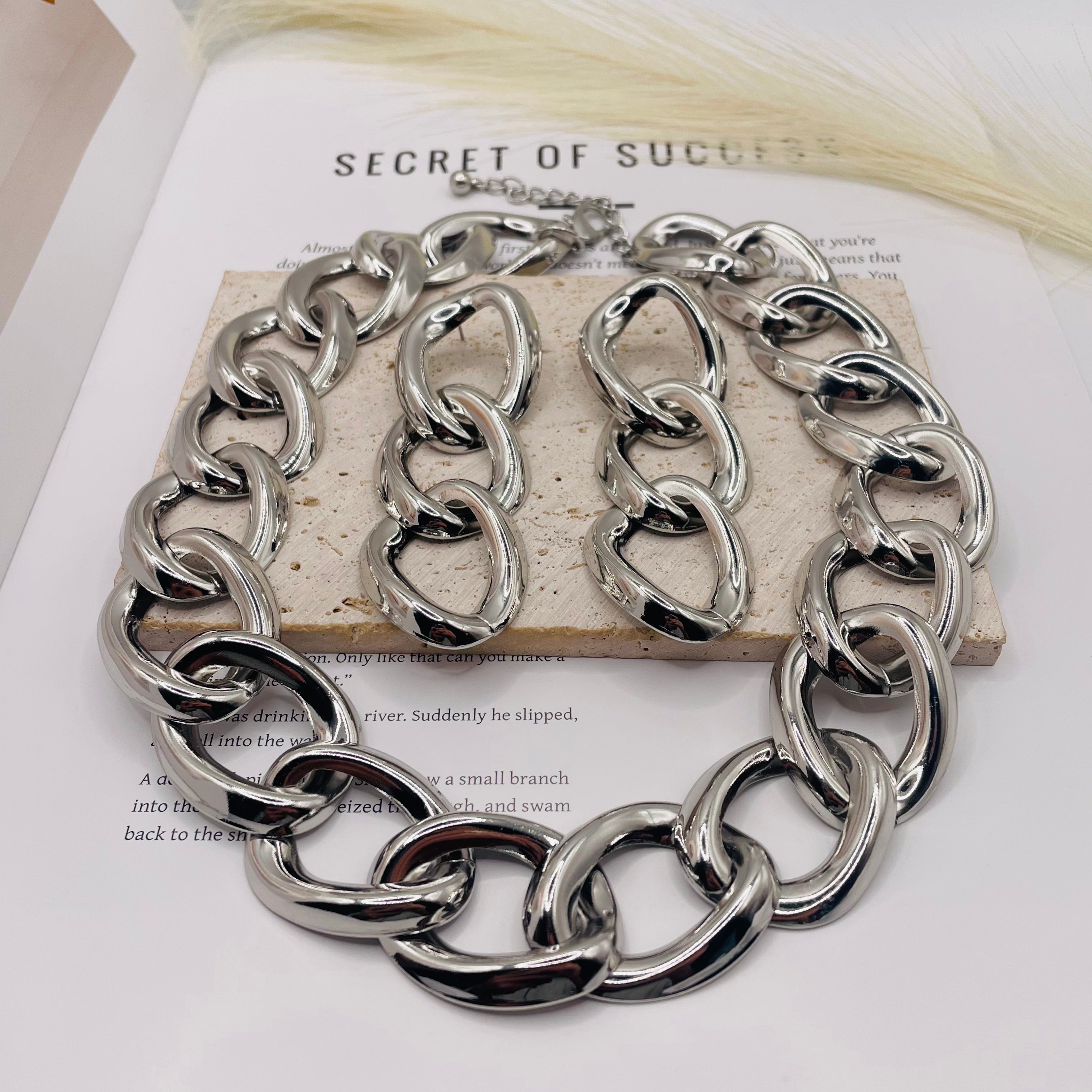 Mayorista: Collar de Eslabones Grandes Gruesos, Diseño Minimalista Moderno, Cadena de Moda en Dorado y Plateado para Mujer