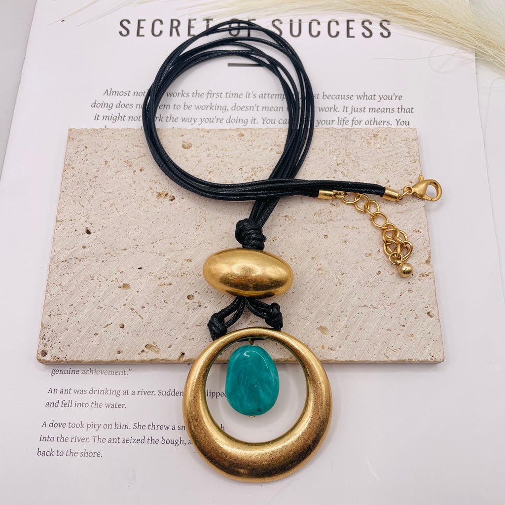 JI JOYA VENTA AL POR MAYOR|Collar de Moda Mayorista | Colgante Dorado con Piedra Resina (2 Colores: Borgoña / Verde Turquesa) | Cordón Negro Ajustable