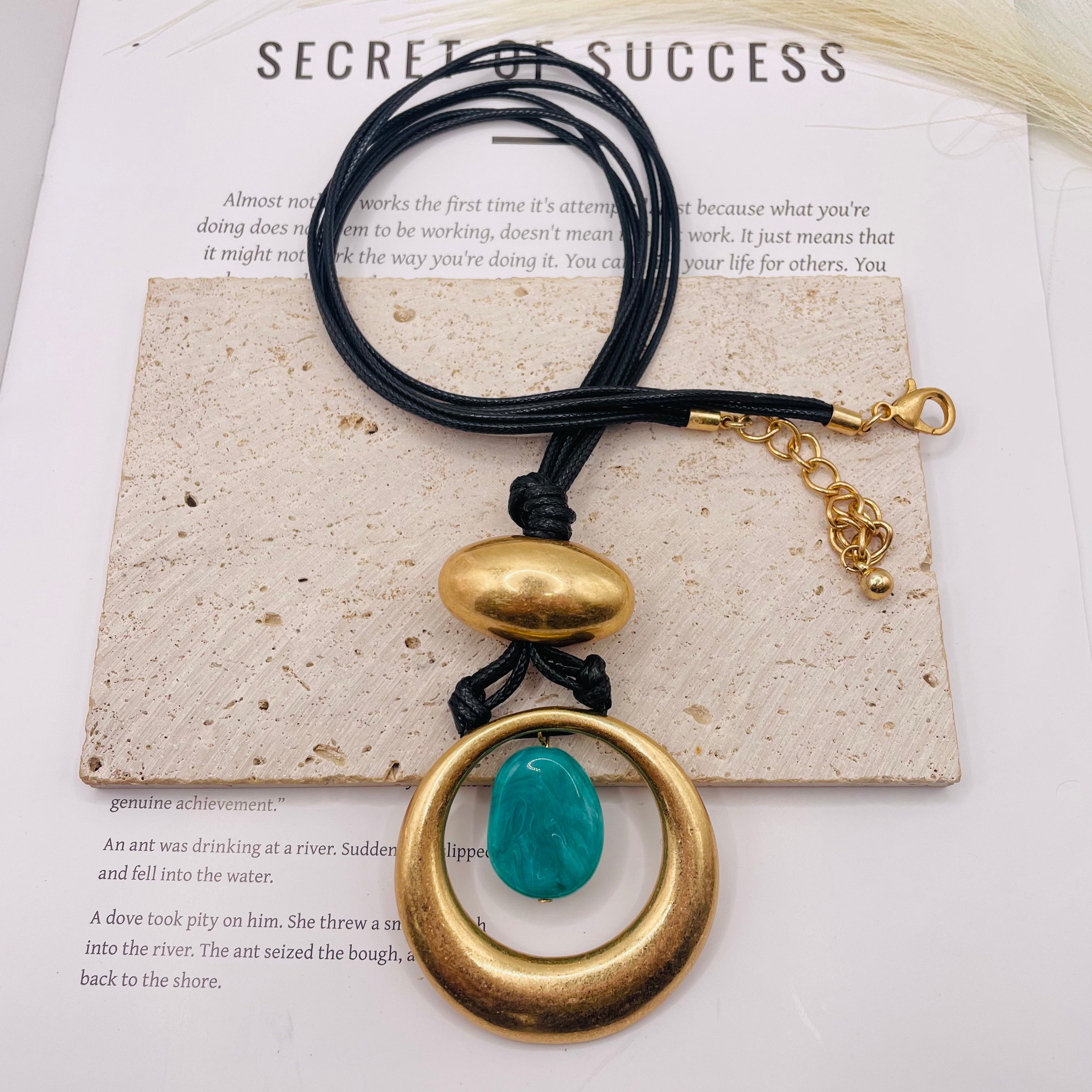 JI JOYA VENTA AL POR MAYOR|Collar de Moda Mayorista | Colgante Dorado con Piedra Resina (2 Colores: Borgoña / Verde Turquesa) | Cordón Negro Ajustable