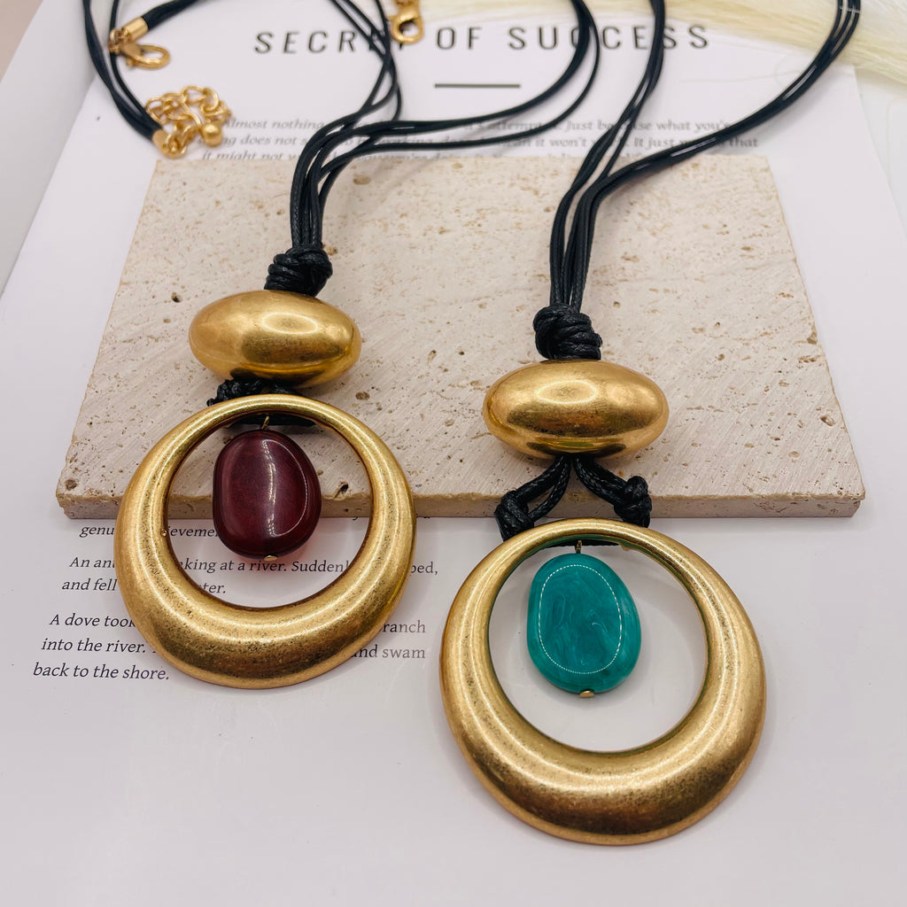 JI JOYA VENTA AL POR MAYOR|Collar de Moda Mayorista | Colgante Dorado con Piedra Resina (2 Colores: Borgoña / Verde Turquesa) | Cordón Negro Ajustable