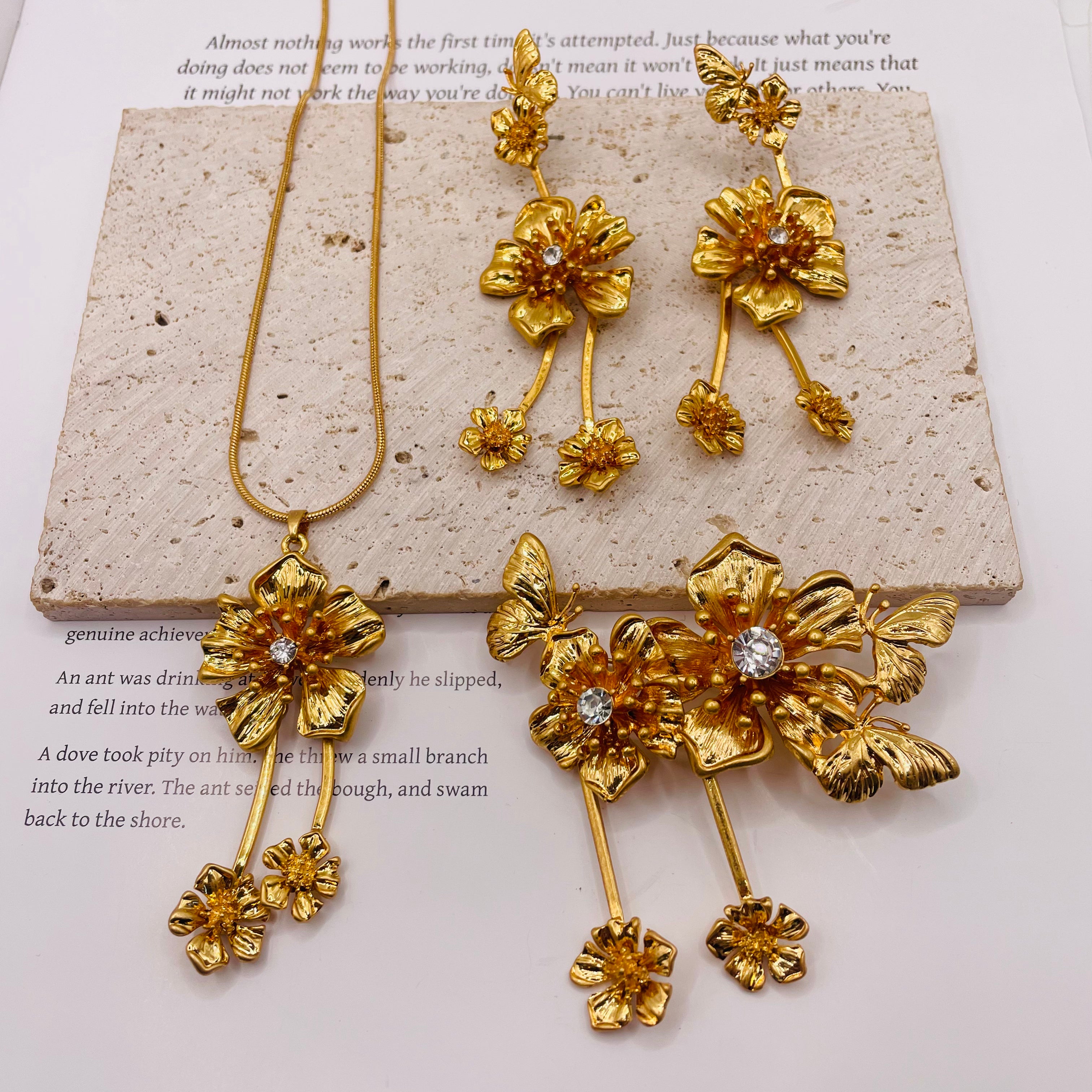 JI JOYA VENTA AL POR MAYORConjunto de Joyería de Flores Doradas con Mariposa y Circonita | Resistente al Deslustre, para Mujer, Venta al Por Mayor
