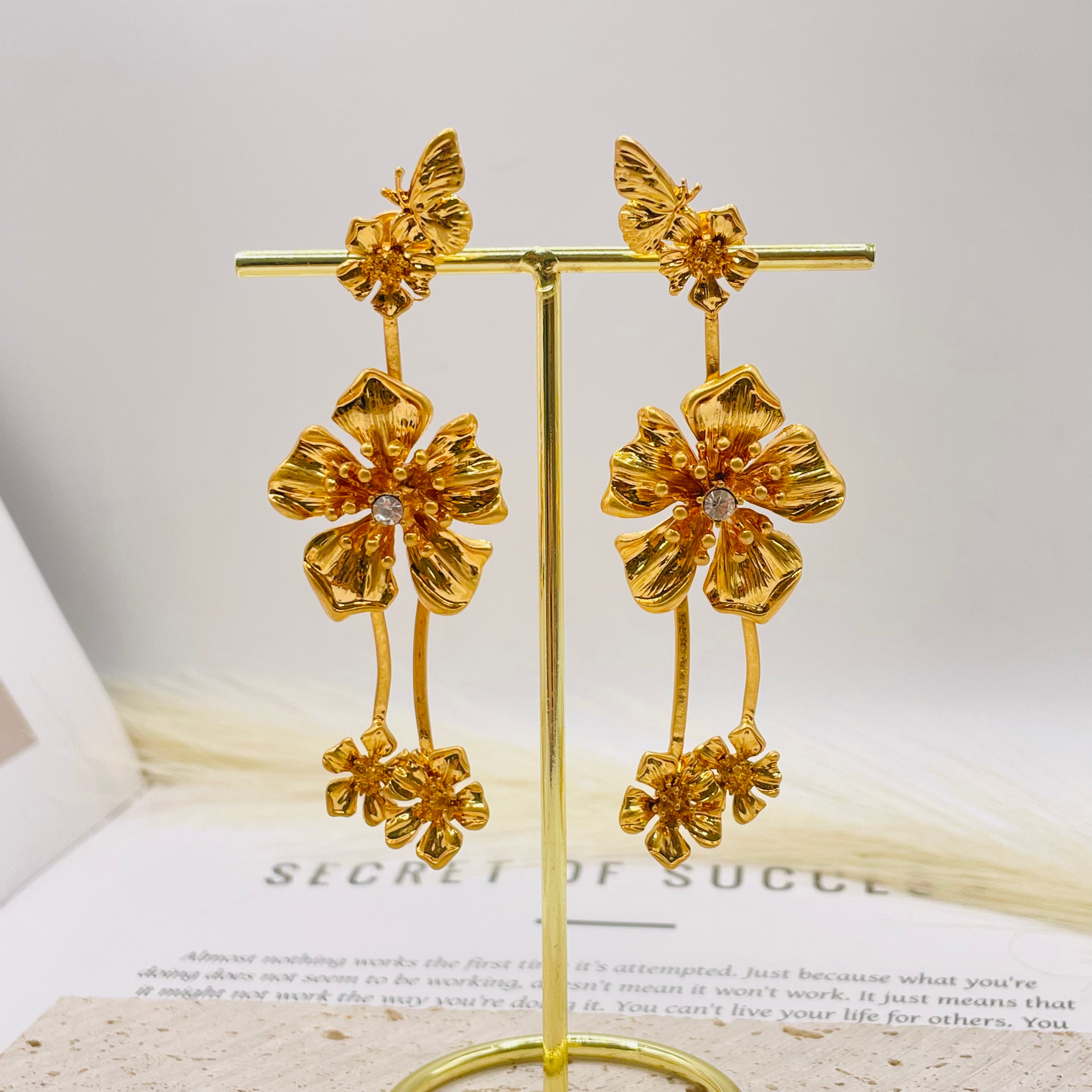 JI JOYA VENTA AL POR MAYORConjunto de Joyería de Flores Doradas con Mariposa y Circonita | Resistente al Deslustre, para Mujer, Venta al Por Mayor