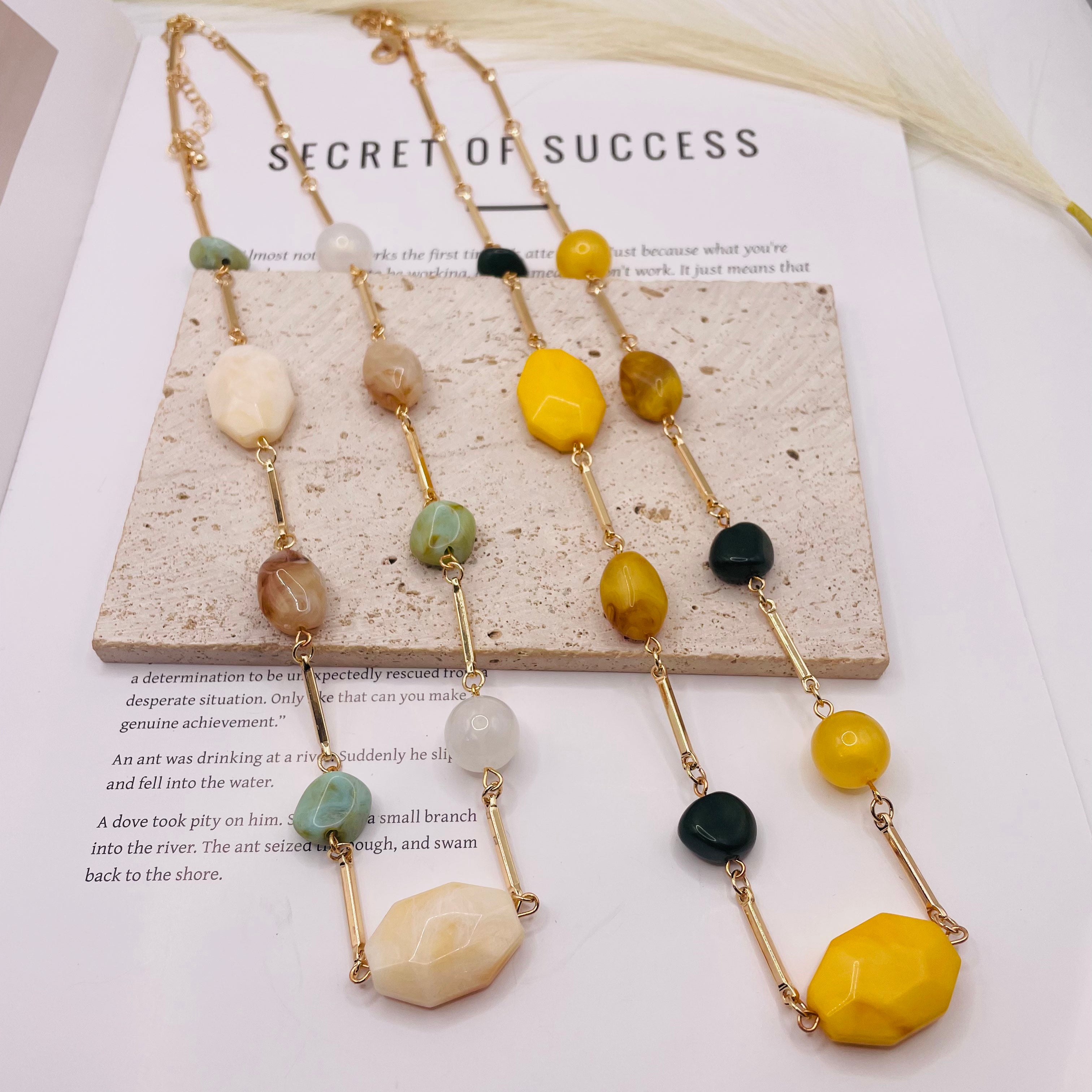 JI JOYA VENTA AL POR MAYORCollar de Resina con Cadena Dorada, Diseño Moderno para Mujer - Venta al Por Mayor