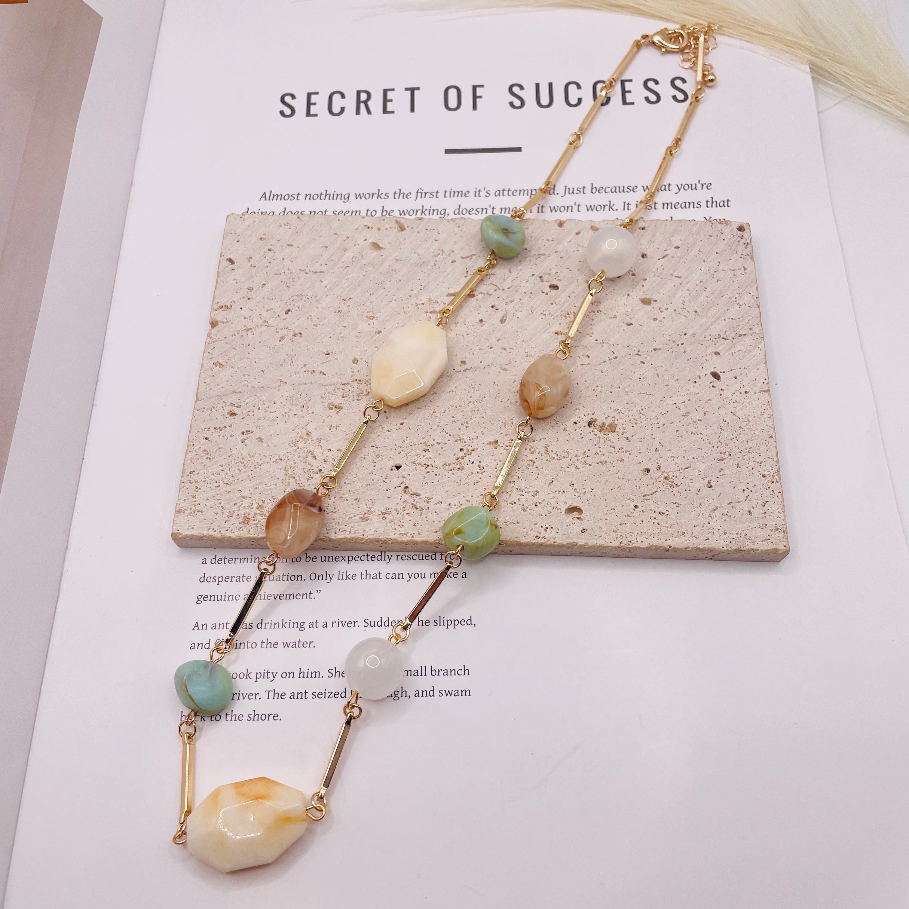 JI JOYA VENTA AL POR MAYORCollar de Resina con Cadena Dorada, Diseño Moderno para Mujer - Venta al Por Mayor