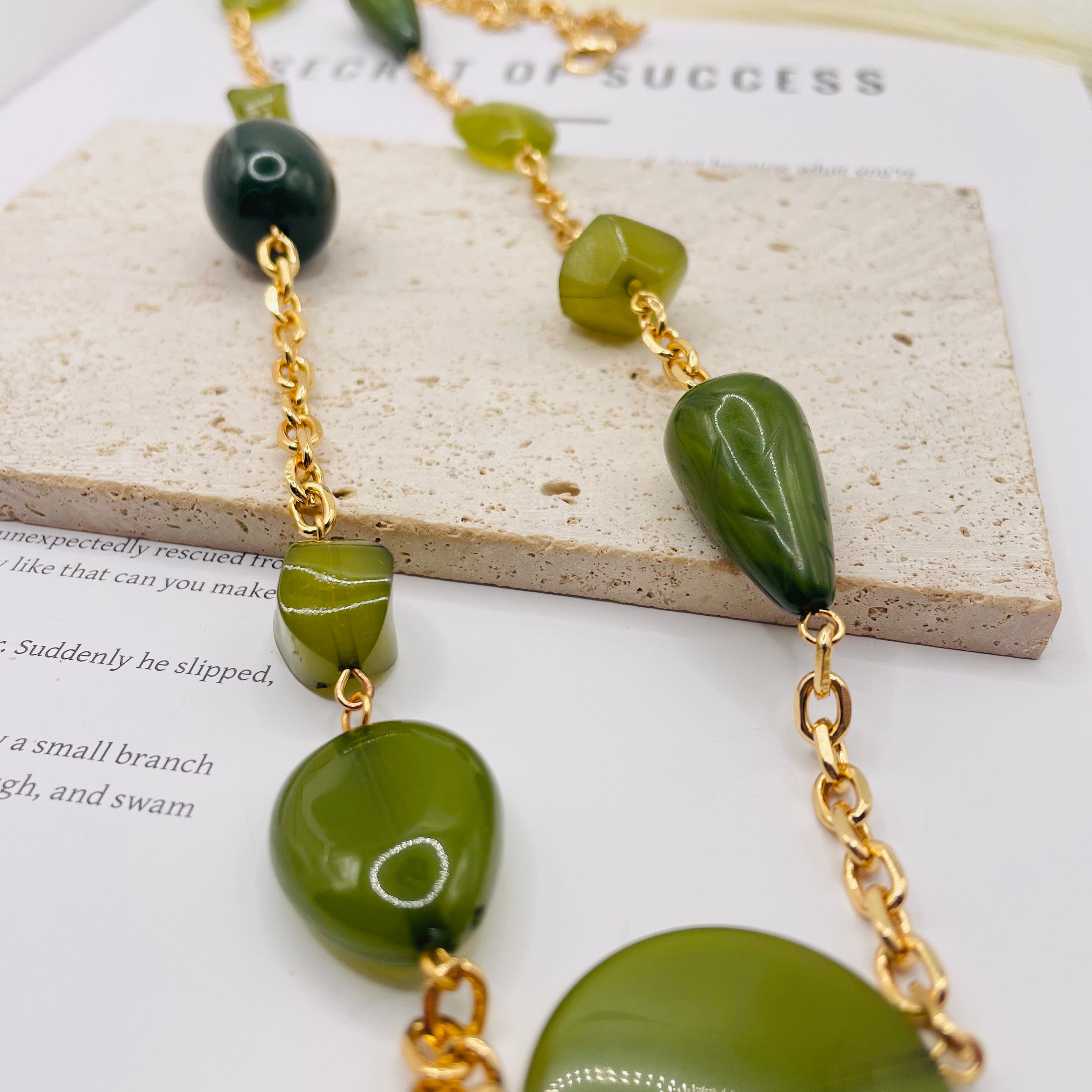 JI JOYA VENTA AL POR MAYOR|Collar de Moda con Cuentas de Resina en 2 Colores (Amarillo / Verde) - Joyería al Por Mayor