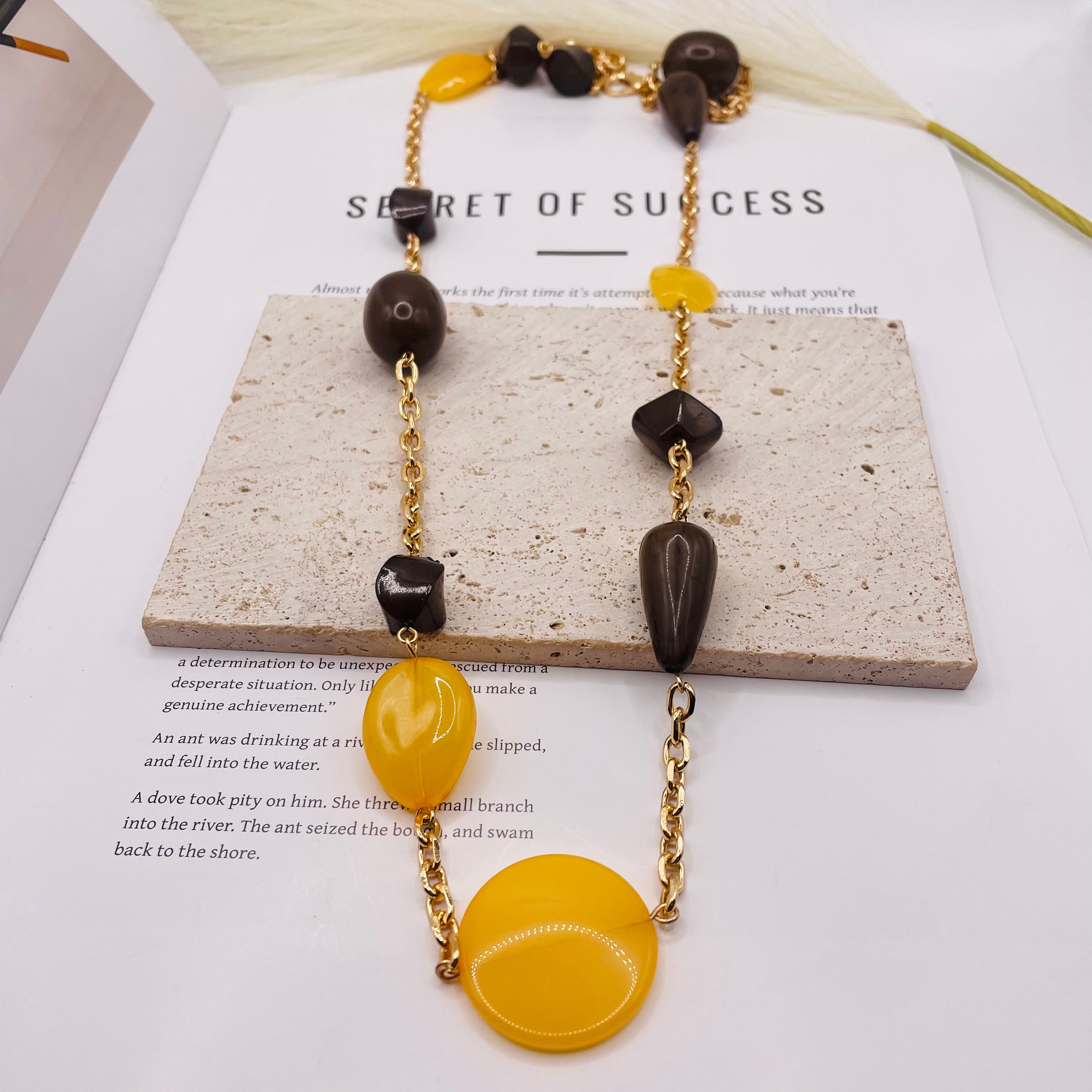 JI JOYA VENTA AL POR MAYOR|Collar de Moda con Cuentas de Resina en 2 Colores (Amarillo / Verde) - Joyería al Por Mayor