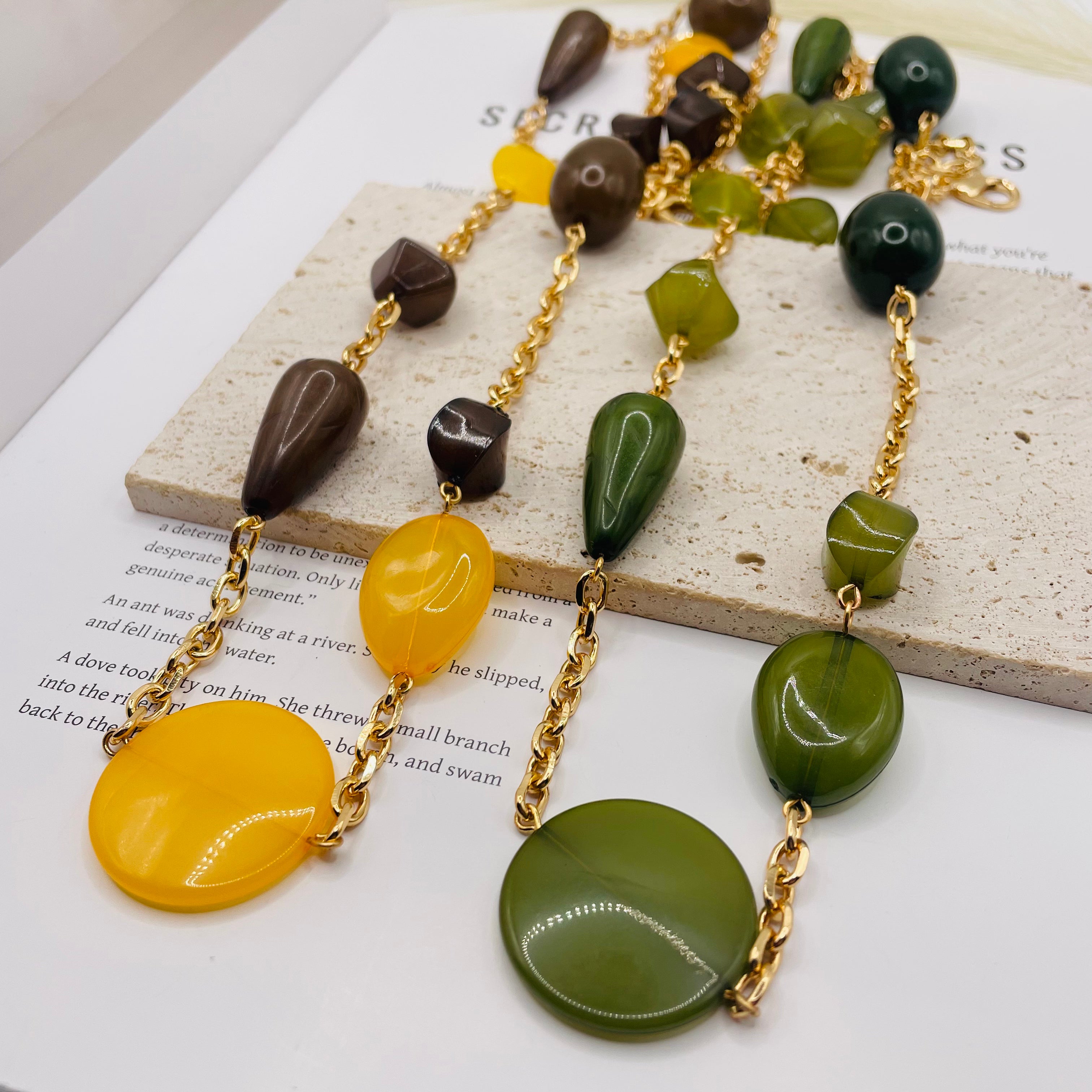 JI JOYA VENTA AL POR MAYOR|Collar de Moda con Cuentas de Resina en 2 Colores (Amarillo / Verde) - Joyería al Por Mayor