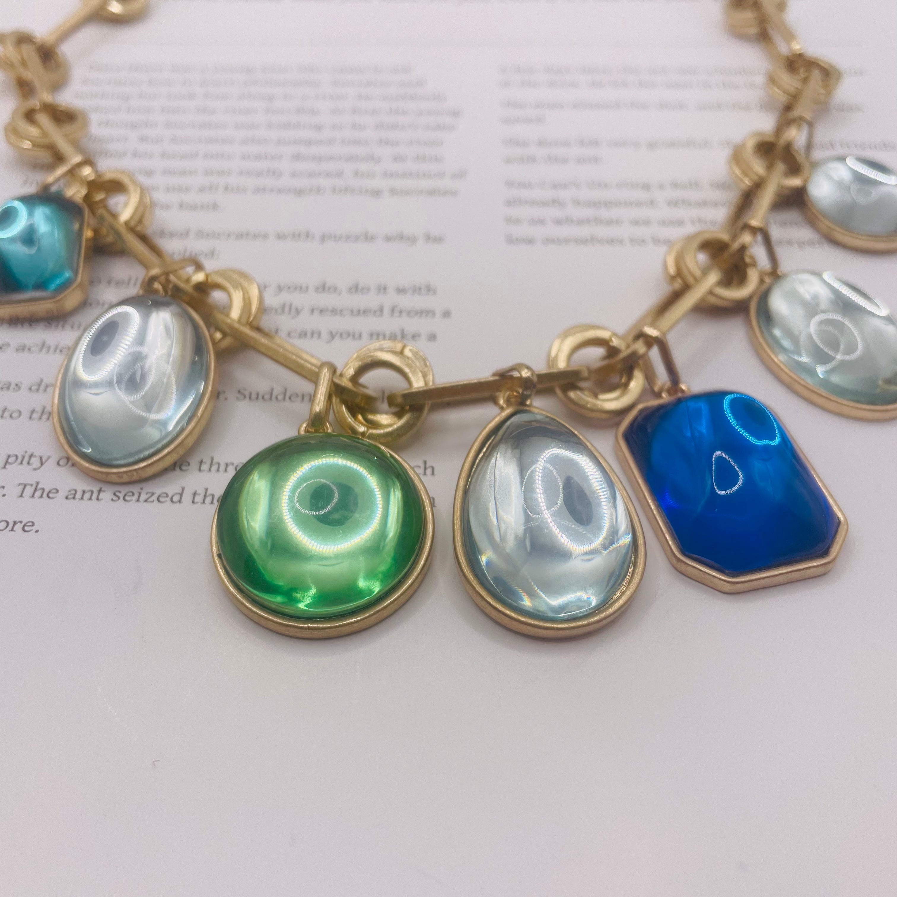 JI JOYA VENTA AL POR MAYOR|Set de Bisutería Vintage Dorada, Gargantilla y Aretes con Gemas en Tonos Azul Verde, Venta al Por Mayor Mayorista