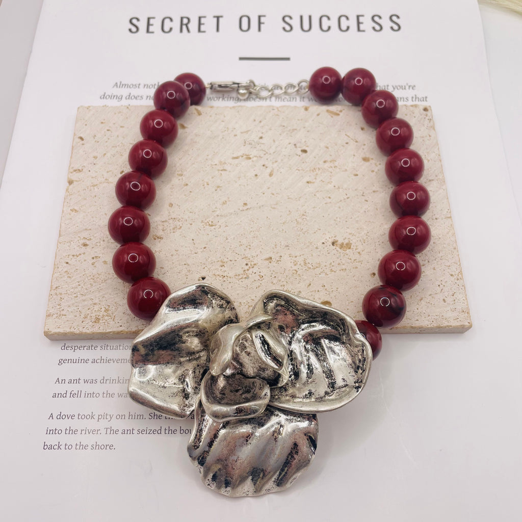 JI JOYA VENTA AL POR MAYOR,¡Grandes flores de moda combinadas con un collar de columna redonda!