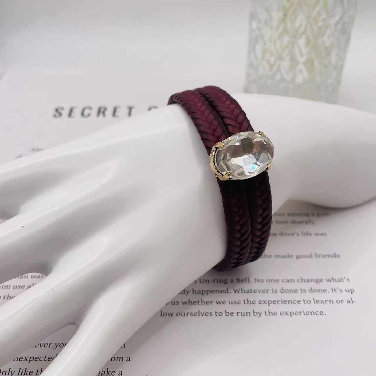JI JOYA VENTA AL POR MAYOR|Pulsera Trenzada de Cuero con Piedra de Cristal Ovalada | Moda Elegante para Mujer | 2 Colores Disponibles (Vino Negro) | Joyería al Por Mayor