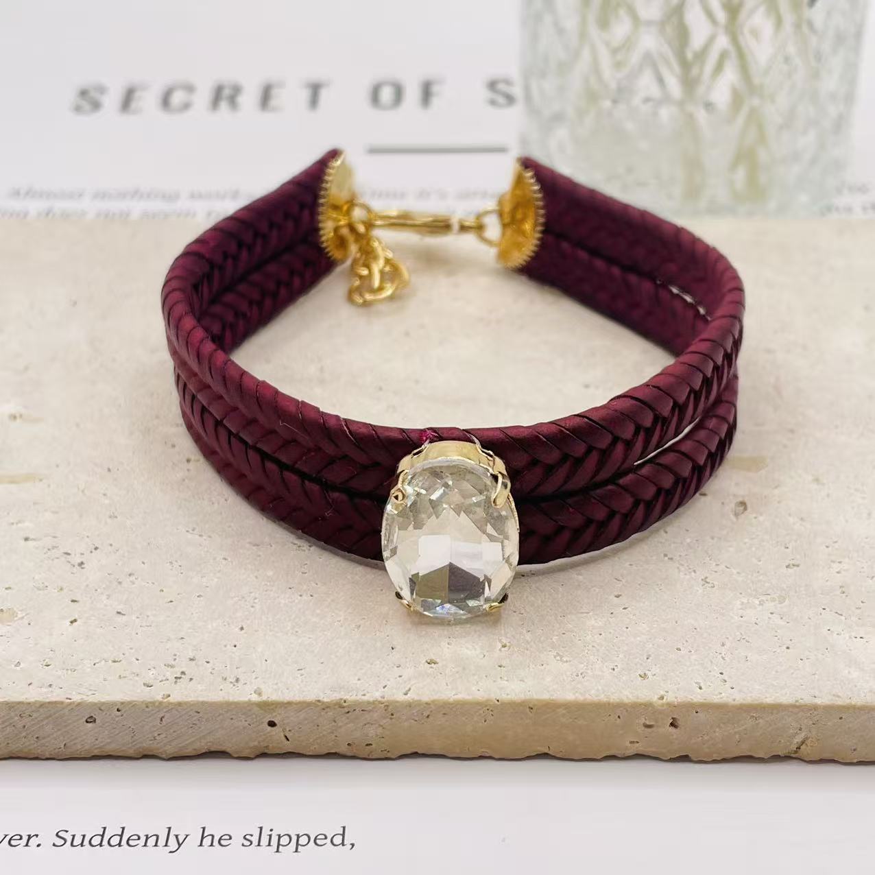 JI JOYA VENTA AL POR MAYOR|Pulsera Trenzada de Cuero con Piedra de Cristal Ovalada | Moda Elegante para Mujer | 2 Colores Disponibles (Vino Negro) | Joyería al Por Mayor