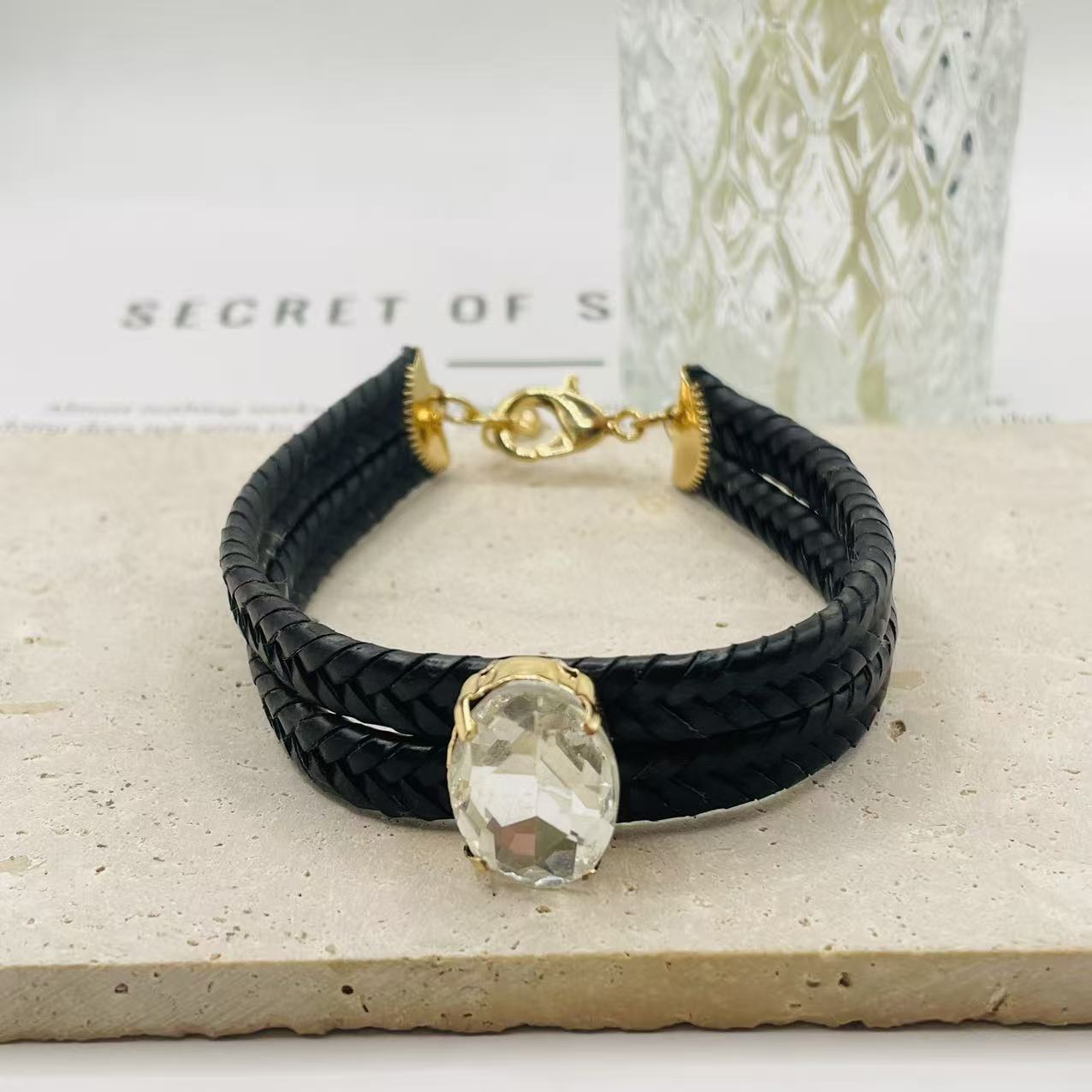JI JOYA VENTA AL POR MAYOR|Pulsera Trenzada de Cuero con Piedra de Cristal Ovalada | Moda Elegante para Mujer | 2 Colores Disponibles (Vino Negro) | Joyería al Por Mayor