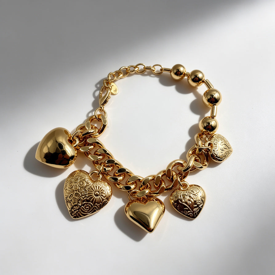 Pulsera de Corazones Dorados con Dijes - Mayorista de Joyería de Moda|JI JOYA