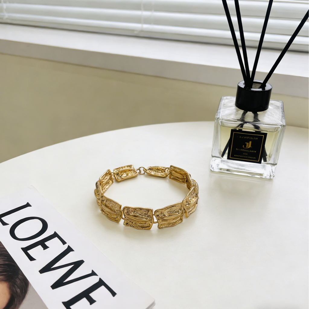 Conjunto de corrente grossa de metal martelado: brincos, colar e pulseira chamativos de ouro e prata.