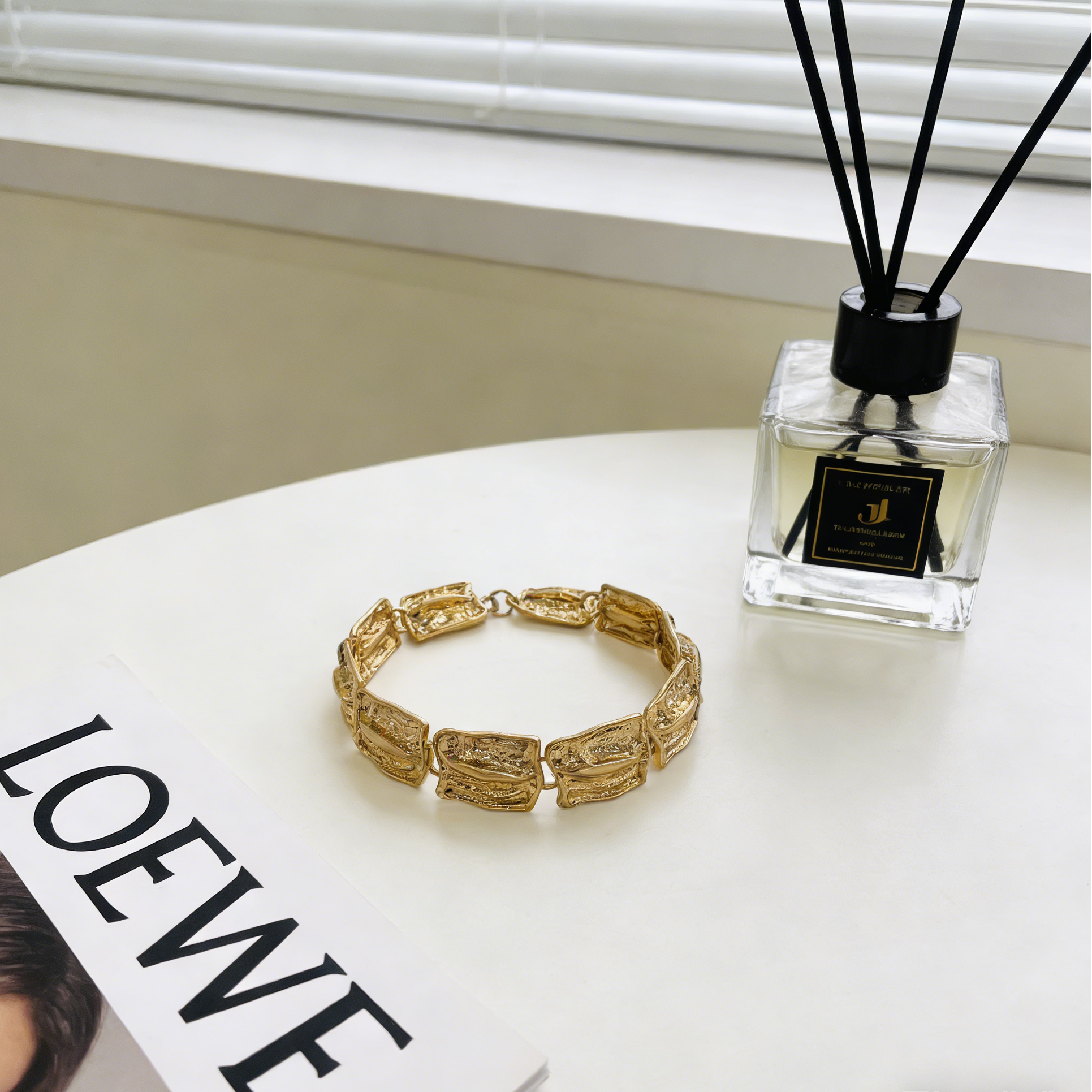 Conjunto de corrente grossa de metal martelado: brincos, colar e pulseira chamativos de ouro e prata.