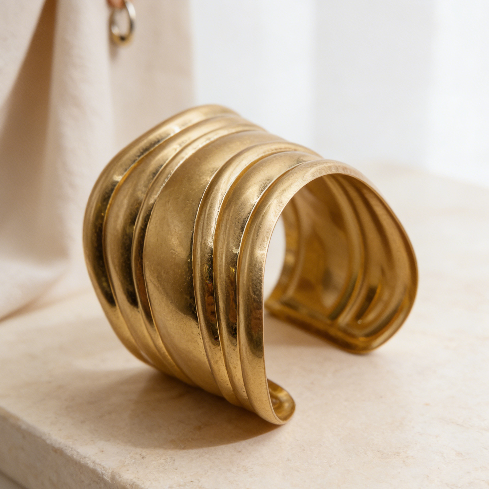 Brazalete Ancho de Acero Inoxidable Dorado Diseño Ondulado, Brazalete Abierto Ajustable para Mujer, Accesorio de Moda Mayorista|JI JOYA