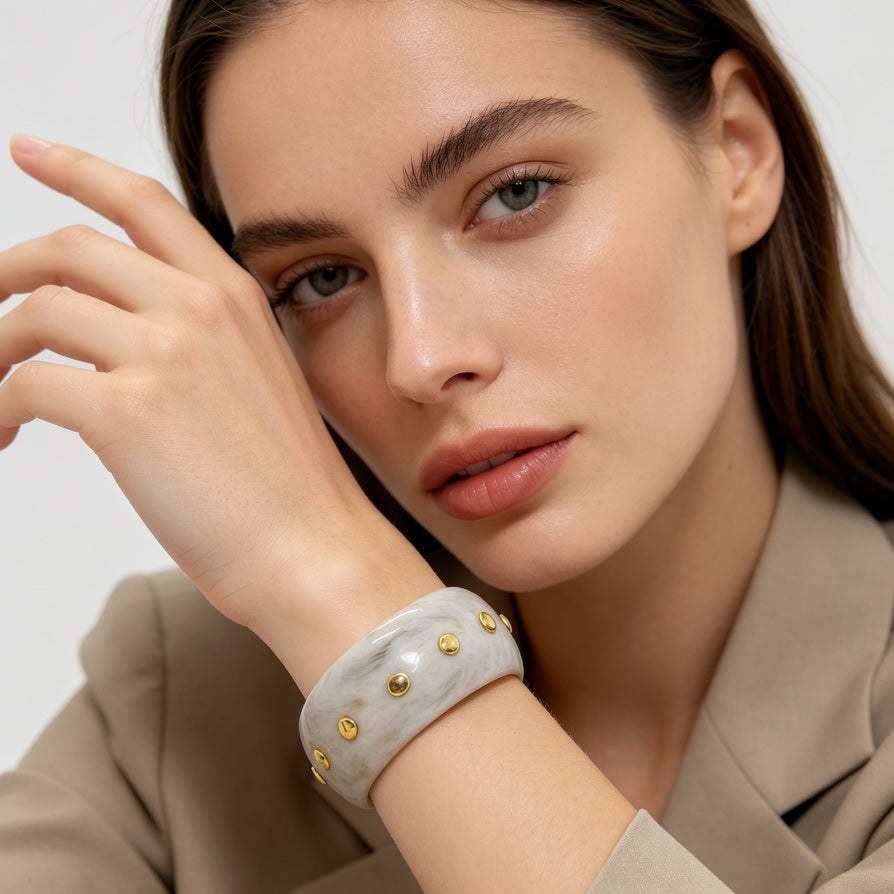 Brazalete de Resina Marmolizada con Remaches Dorados | Joyería Mayorista para Mujer|JI JOYA