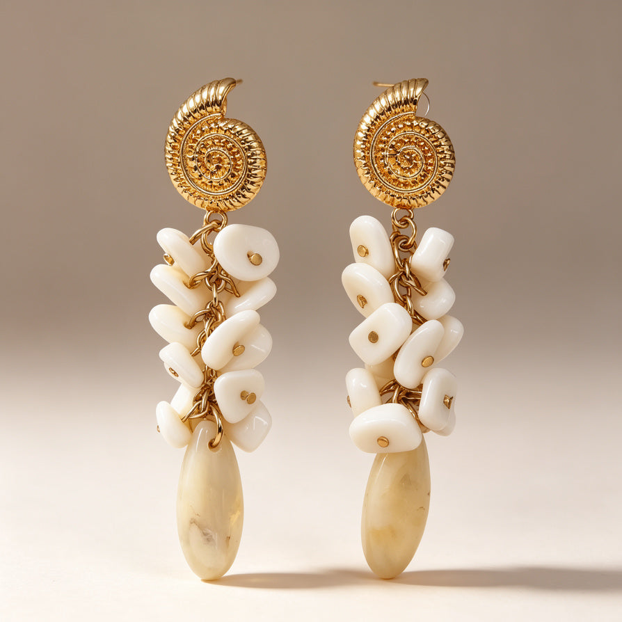 Pendientes Étnicos de Concha Blanca con Detalles Dorados - Venta al Por Mayor|JI JOYA