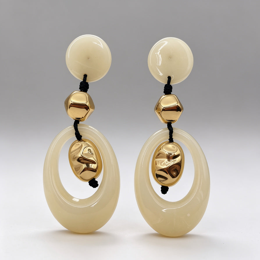 Aretes Colgantes Geométricos de Resina y Dorado - Joyería Mayorista de Moda para Mujer, Colores Vino y Crema Disponibles|JI JOYA
