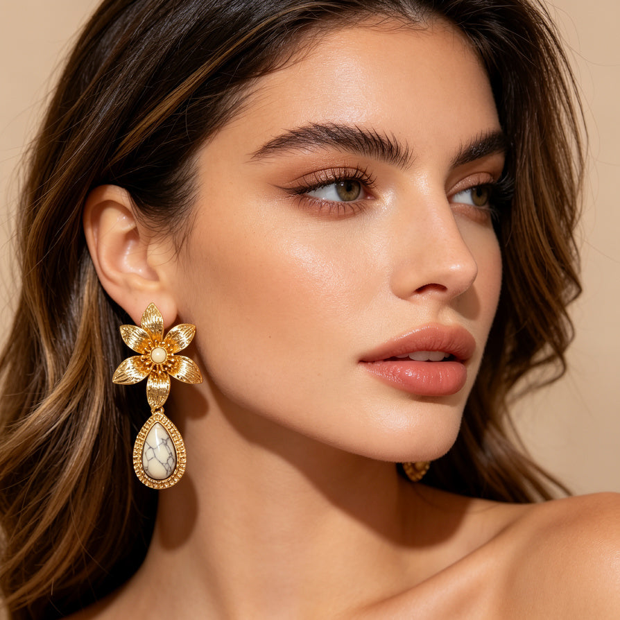 Pendientes Boho Florales de Metal Dorado con Piedra Blanca - Venta al Por Mayor|JI JOYA