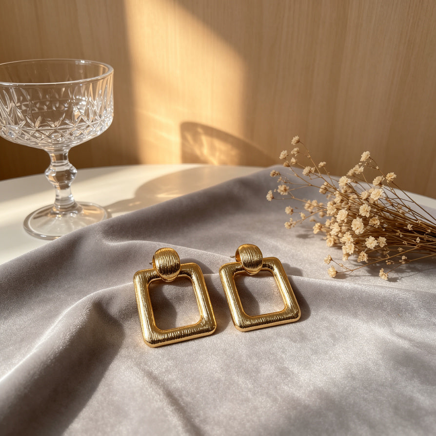 Pendientes Cuadrados Dorados Texturizados | Joyería Mayorista para Mujer|JI JOYA