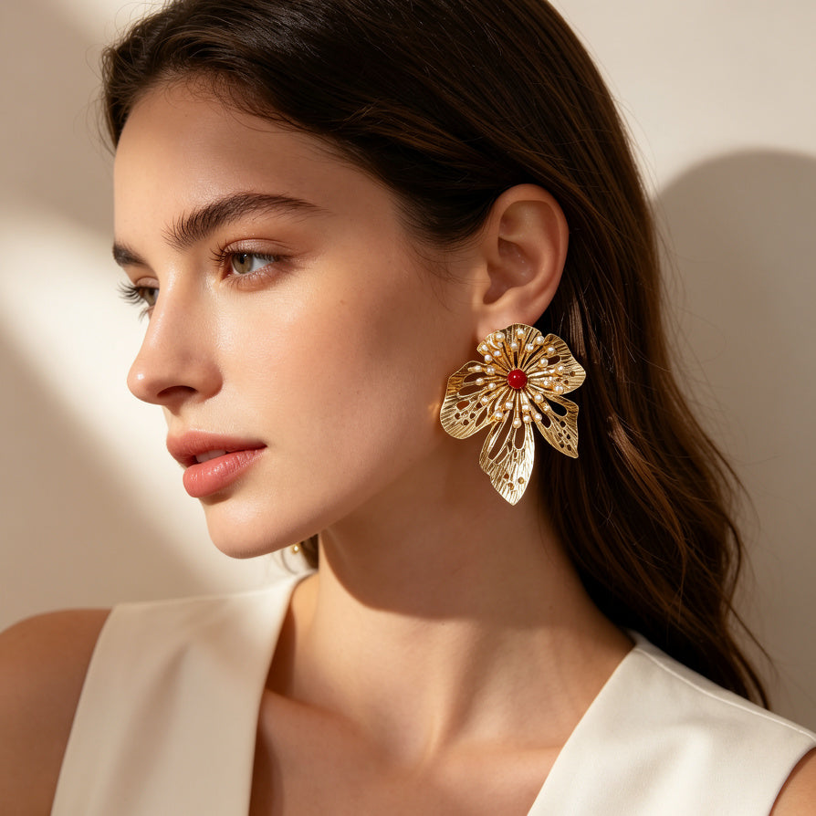 Pendientes Florales Grandes de Aleación de Zinc, Diseño Calado Elegante con Perla y Piedra Roja, Bisutería Mayorista para Mujer Oro y Plata|JI JOYA