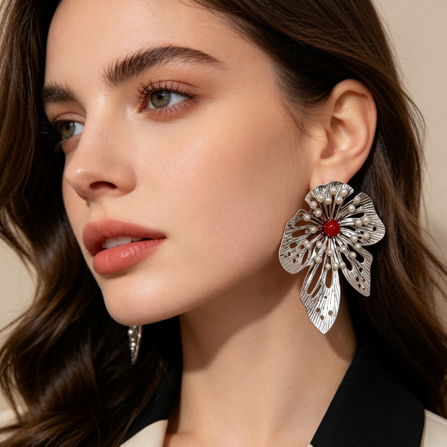 Pendientes Florales Grandes de Aleación de Zinc, Diseño Calado Elegante con Perla y Piedra Roja, Bisutería Mayorista para Mujer Oro y Plata|JI JOYA