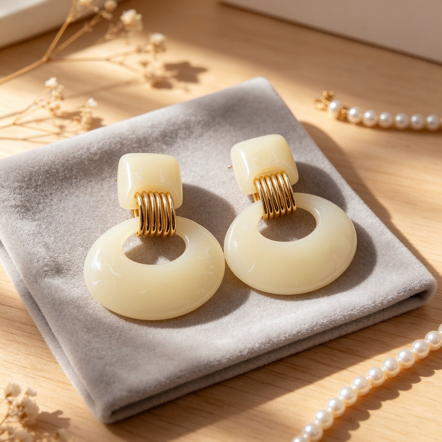 Pendientes Colgantes de Resina Crema con Detalles Dorados | Joyería Mayorista para Mujeres|JI JOYA