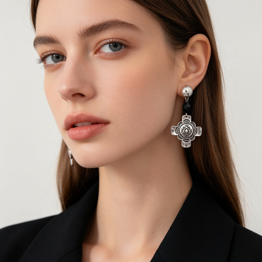 Pendientes Cruz Vintage con Detalles Grabados y Cuentas Negras - Dorado y Plateado - Joyería al Por Mayor para Mujer|JI JOYA
