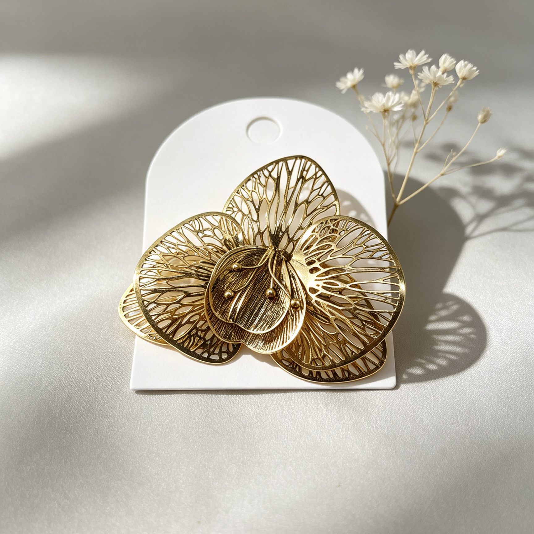 Broche Flor Orquídea Metálico Dorado Calado, Pin Decorativo Elegante, Accesorio Moda Mujer para Mayoristas y Tiendas|JI JOYA