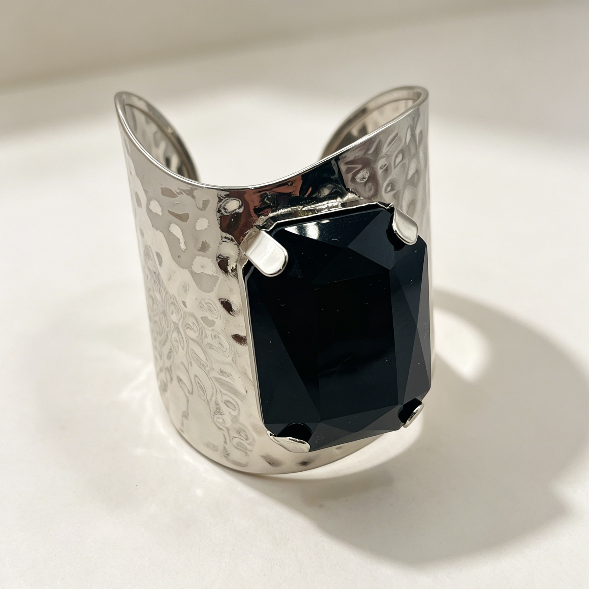 Pulsera Brazalete Ancha Mayorista, Brazalete Abierto Texturizado con Piedra Negra Grande, Brazalete Metal Moda 2 Colores Plata y Dorado Para Mujer|JI JOYA