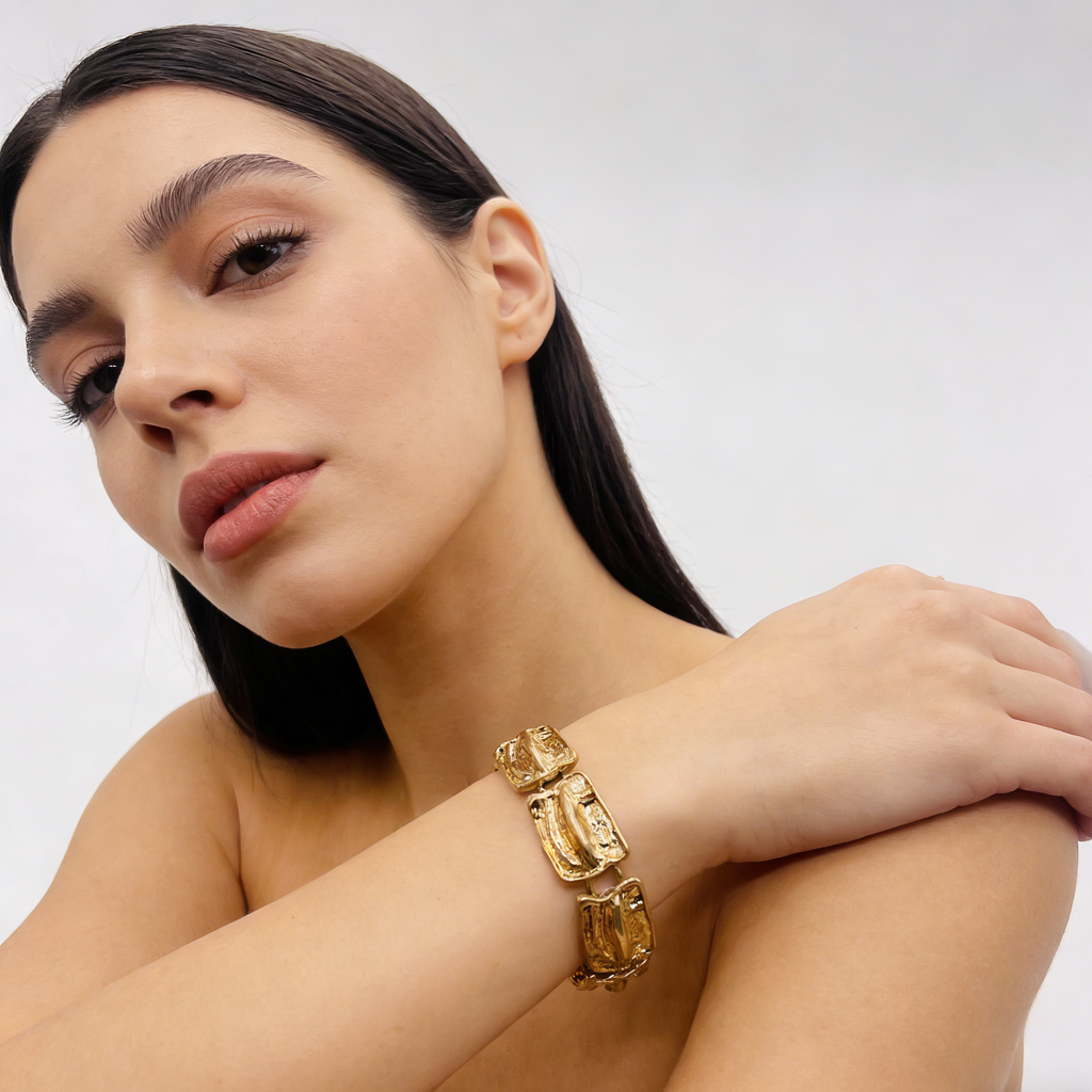 Conjunto de corrente grossa de metal martelado: brincos, colar e pulseira chamativos de ouro e prata.