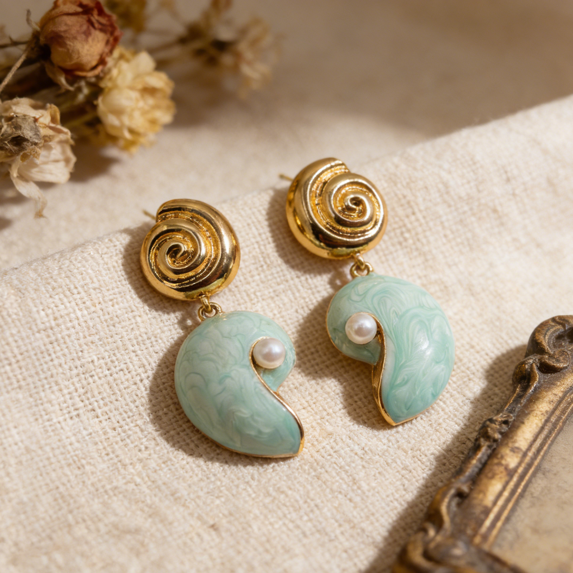 Pendientes de Inspiración Marina con Espiral Dorada y Perla