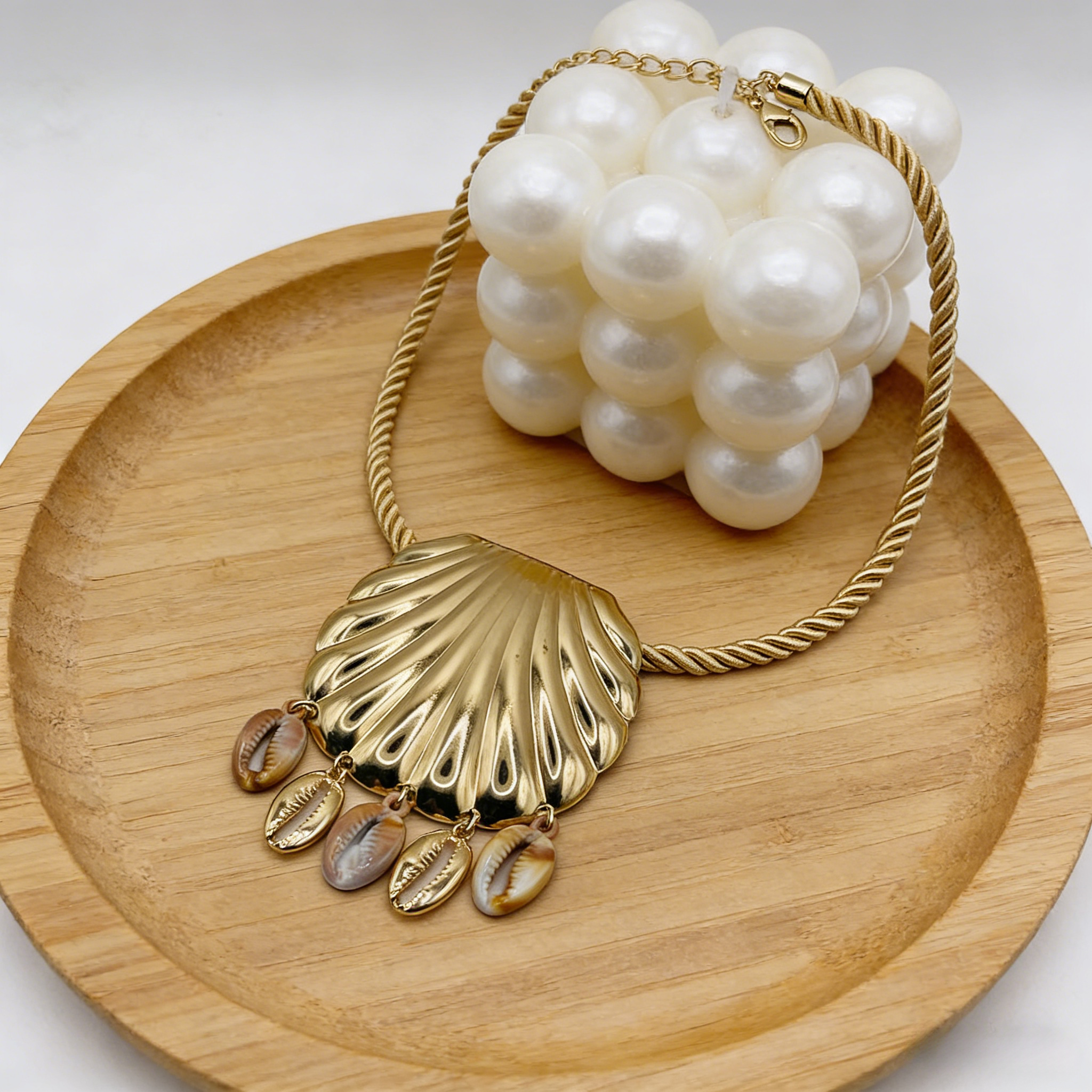 Collar de concha de vieira dorada, cadena de clavícula con cuerda trenzada con colgante de concha natural, joyería estilo resort bohemio.