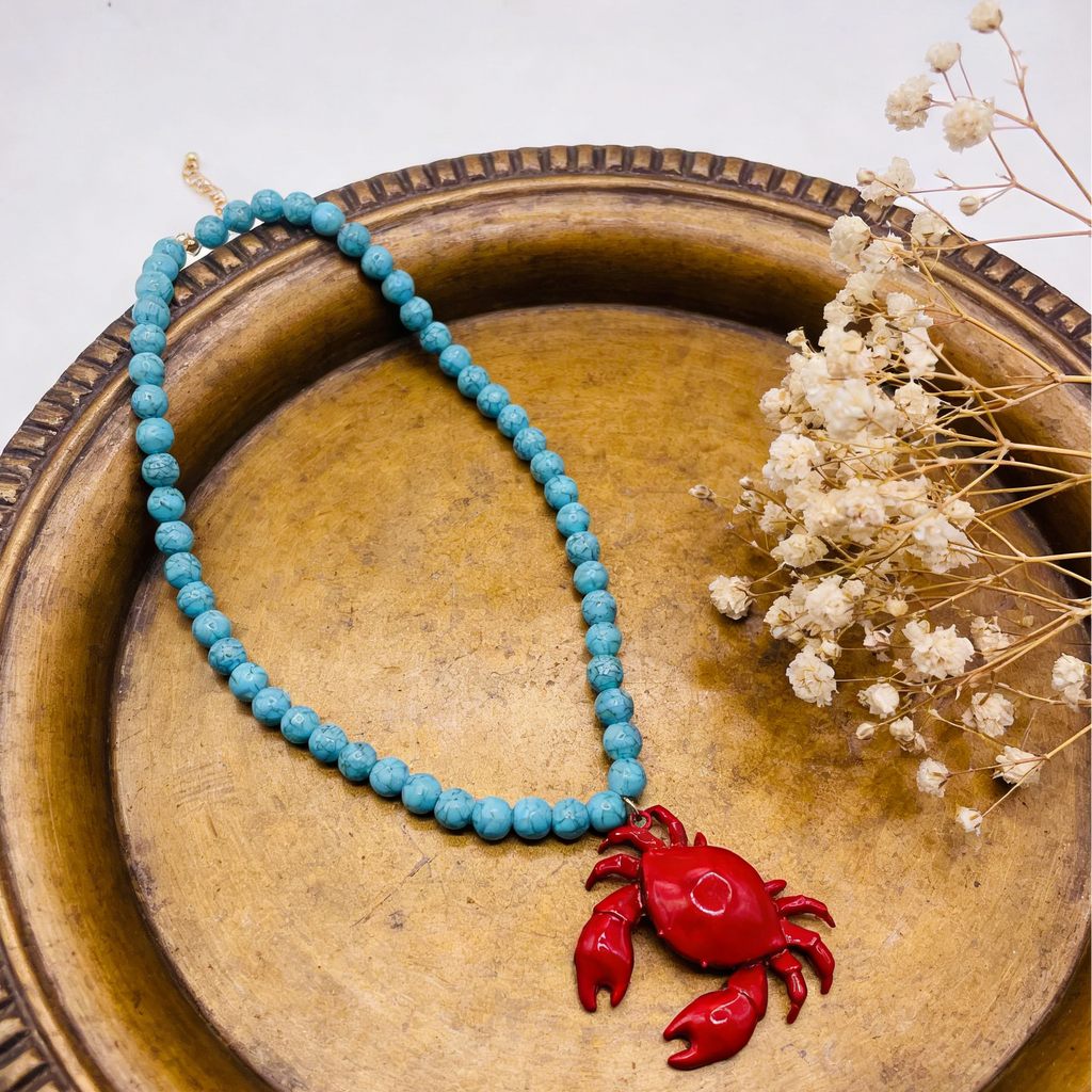 Collar de Cuentas de Turquesa con Dije de Cangrejo Rojo | Accesorio Marino para Mujer