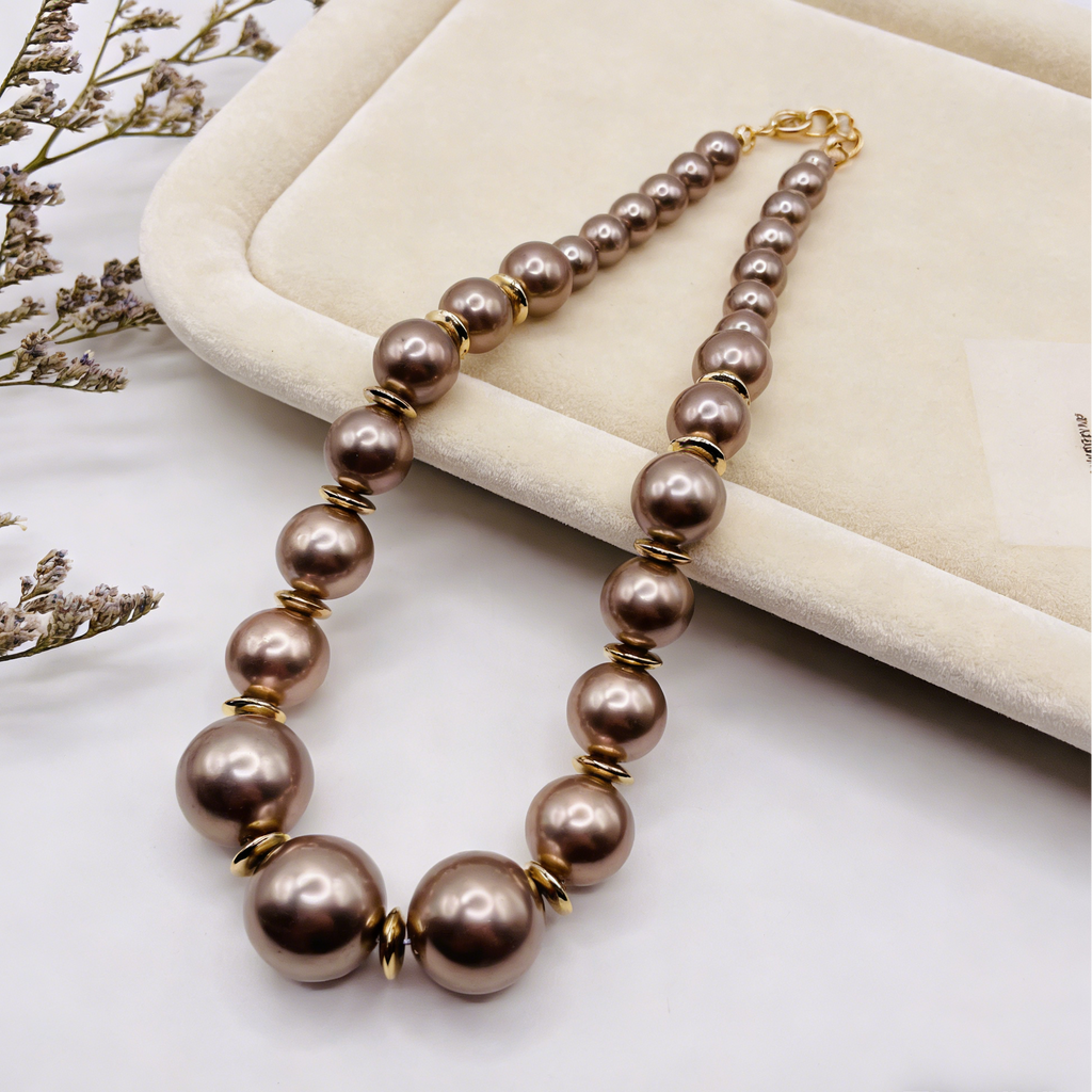 Conjunto de collar y pulsera de perlas gris oscuro mate | Joyería minimalista de lujo con detalles en oro para mujer