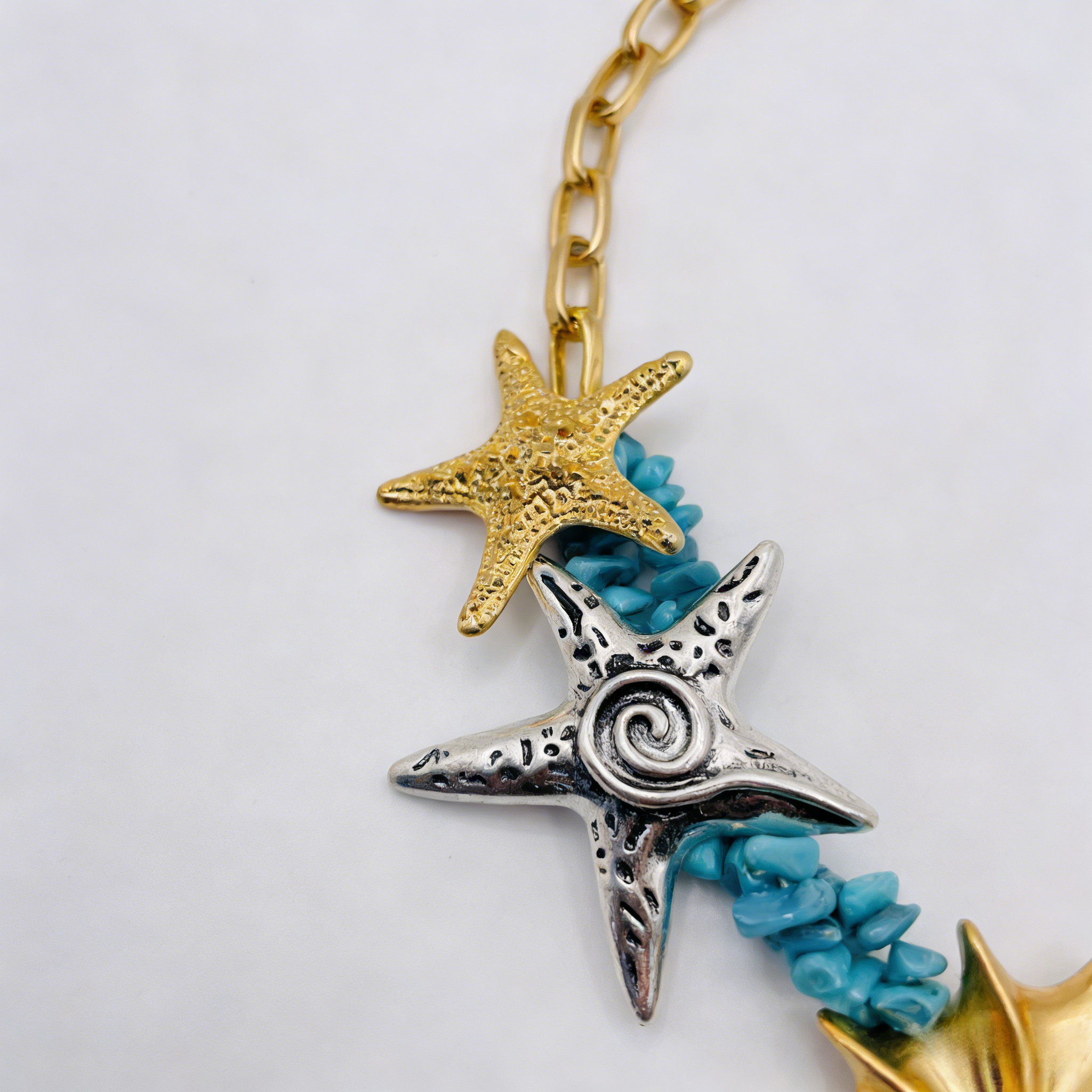 Collar con diseño de estrella de mar y concha Coastal Wanderlust | Gargantilla bicolor inspirada en el océano para playa y vacaciones