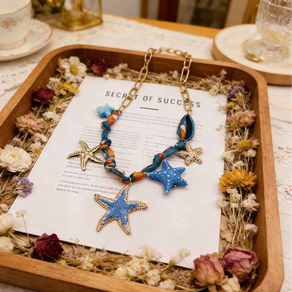 Collar con colgante de estrella de mar inspirado en el océano | Cadena de oro envuelta en seda