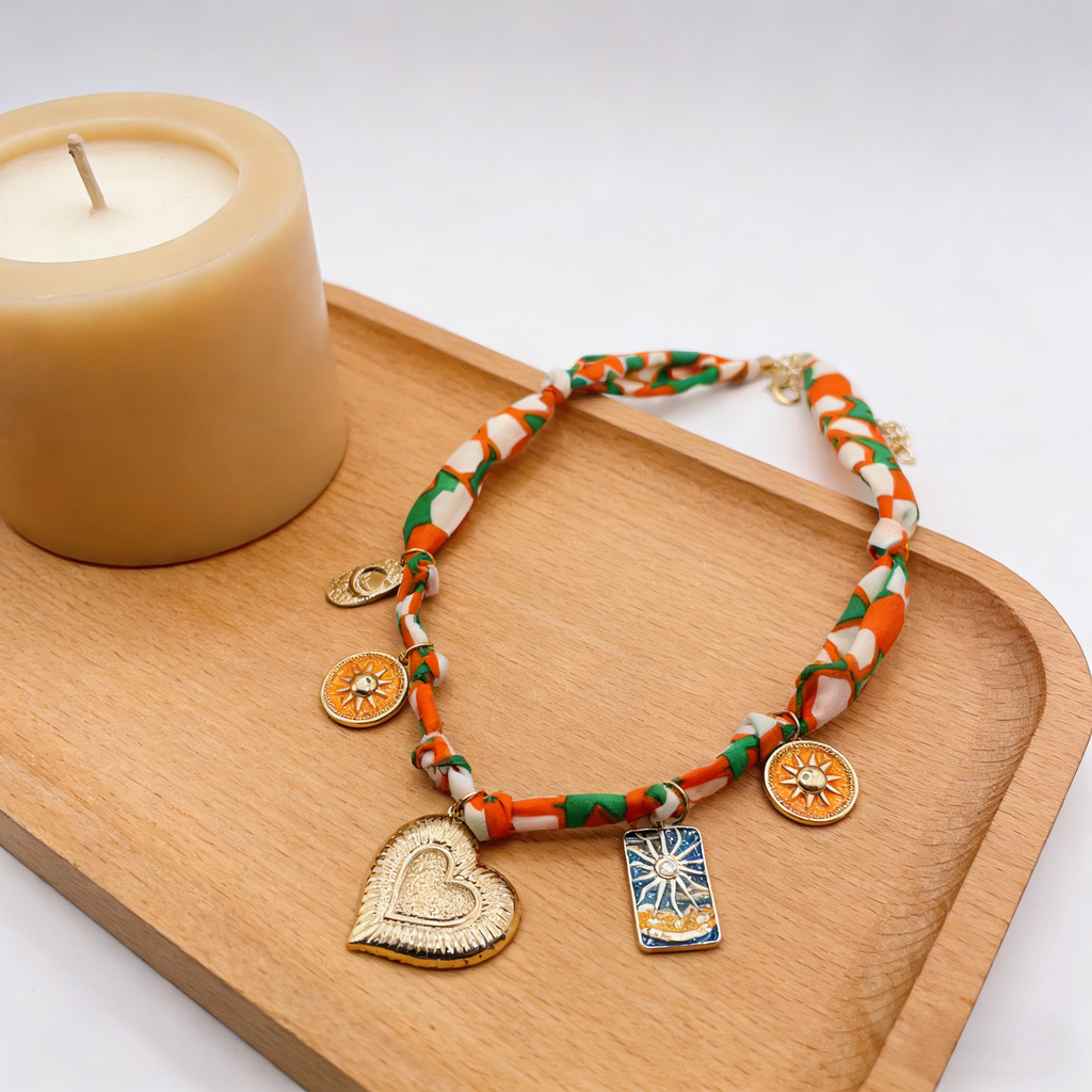 Gargantilla con colgante de corazón bohemio: collar retro de tela tejida colorida para vacaciones y uso diario.