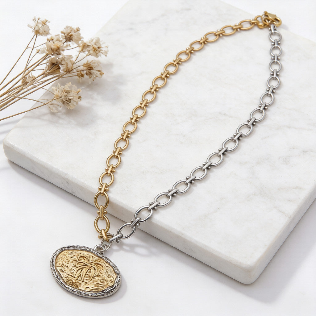 Collar de cadena bicolor de estilo europeo y americano con colgante de moneda en relieve, nicho y gargantilla de moda.