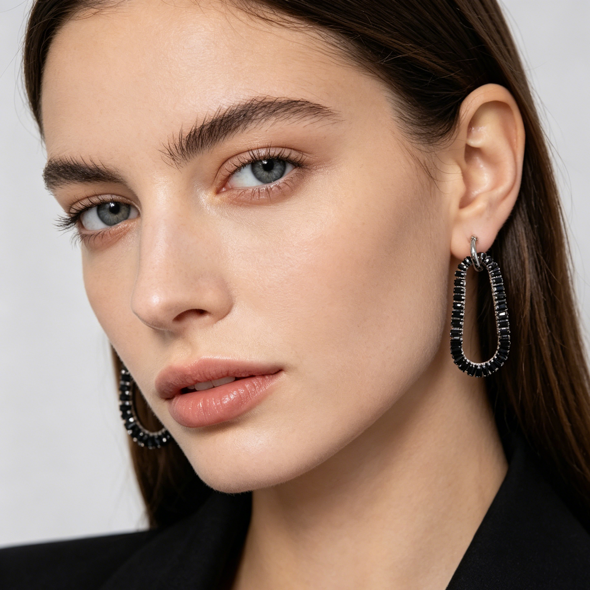 Pendientes Aro Largo Forma Huevo con Piedras Negras/Oro, Pendientes de Cristal Baguette al Por Mayor para Mayoristas y Tiendas de Moda|JI JOYA