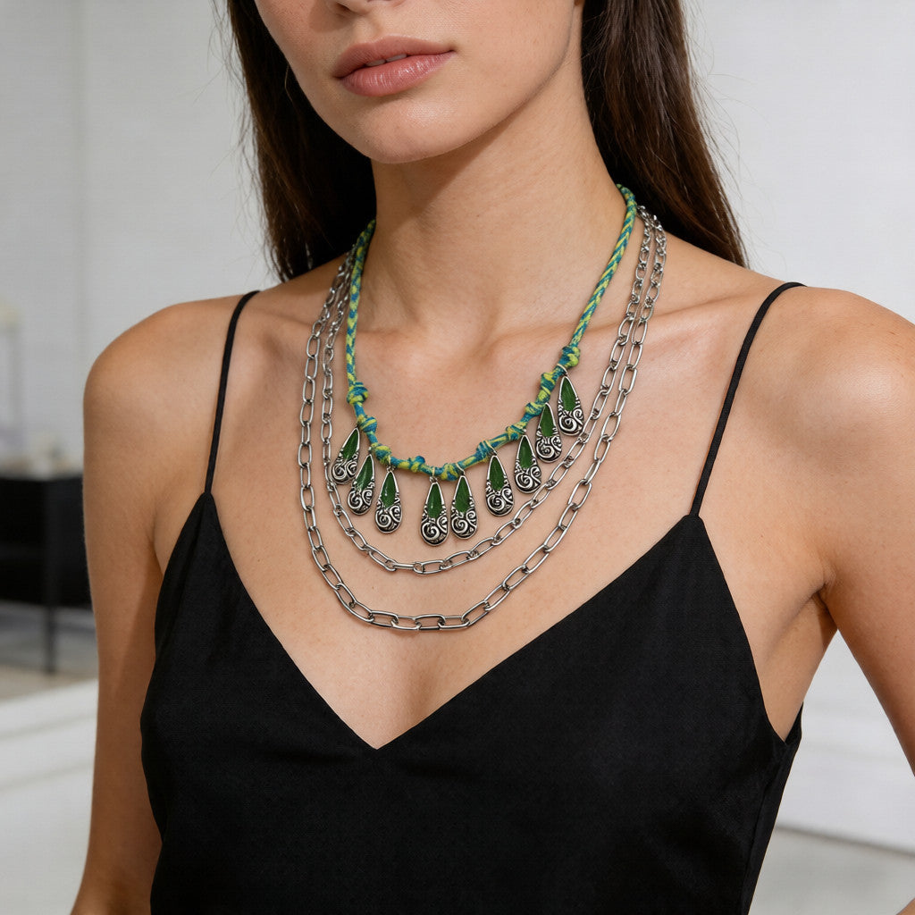 Collar de Declaración con Dijes de Piedra Roja/verde y Capas de Cadena Dorada | Boho Chic