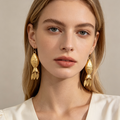Pendientes Pez Texturizado Dorado con Borlas | Proveedor de Joyas B2B|JI JOYA
