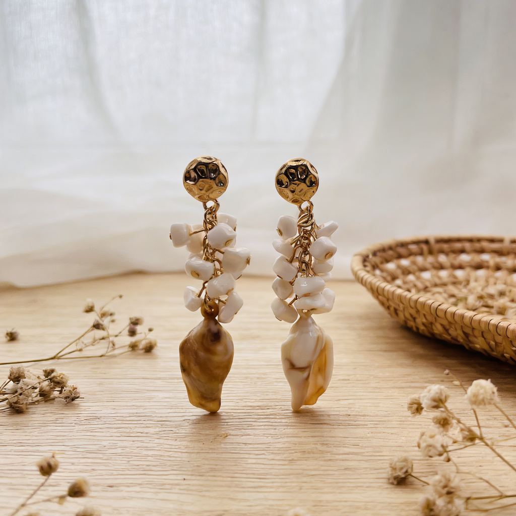 Pendientes de Concha Marina con Detalles de Oro | Colección Costera Boho