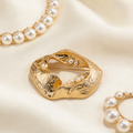 Broche dorado con textura de lava y perla de lava | Diseño exclusivo, accesorio de lujo asequible