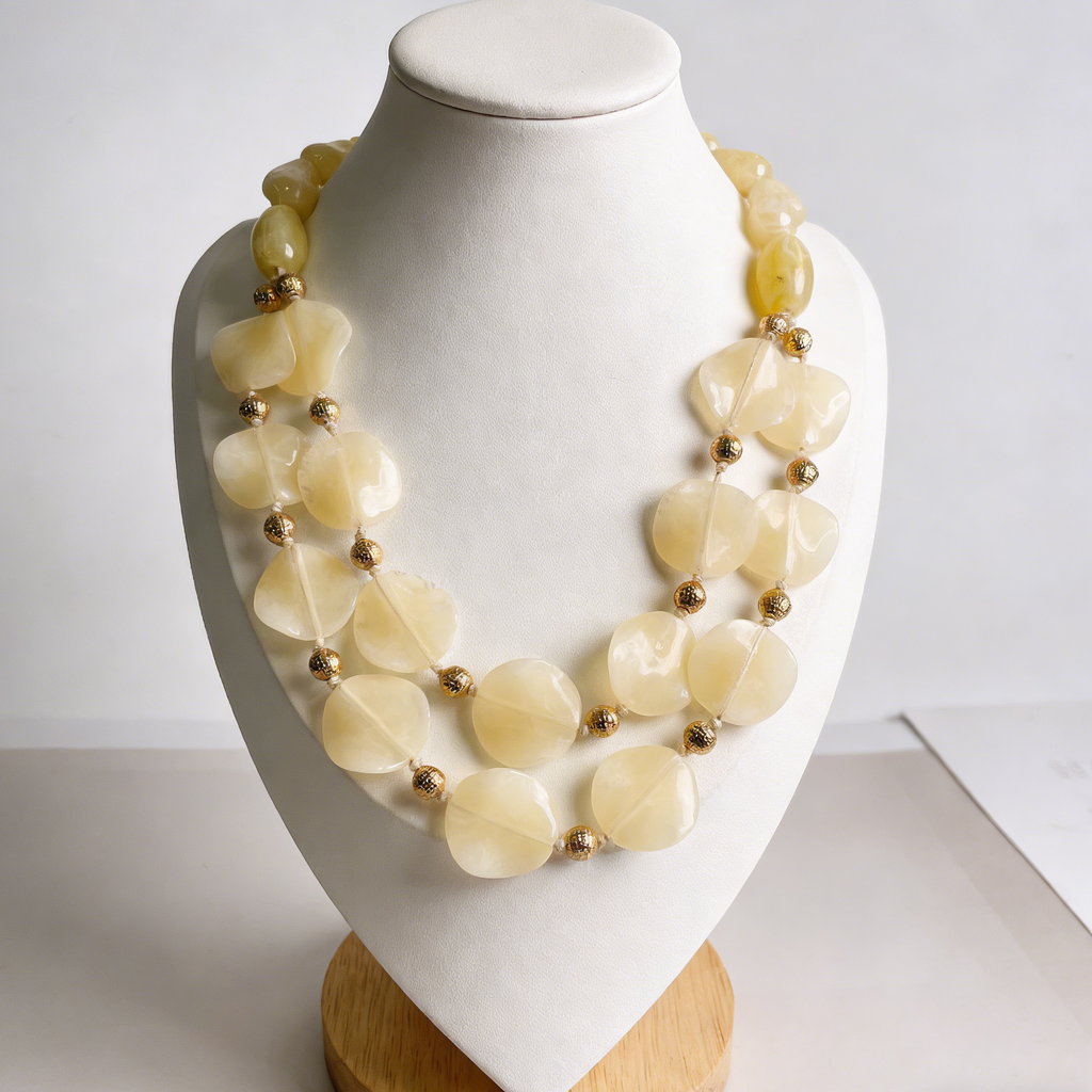 Collar Doble de Resina Amarilla con Detalles Dorados | Accesorio Elegante y Sofisticado para Mujer | Ideal para Ocasiones Especiales