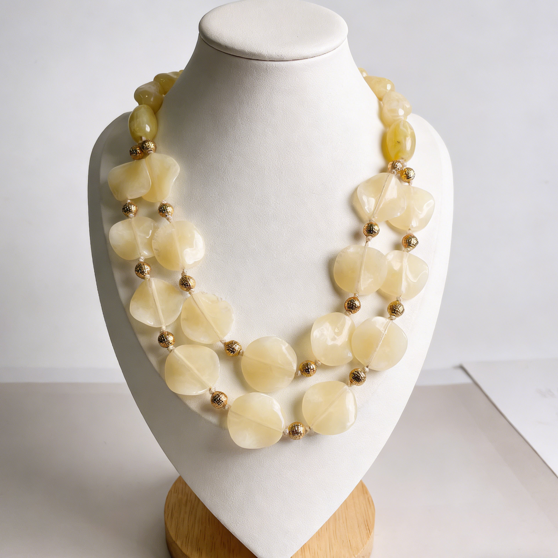 Collar Doble de Resina Amarilla con Detalles Dorados | Accesorio Elegante y Sofisticado para Mujer | Ideal para Ocasiones Especiales